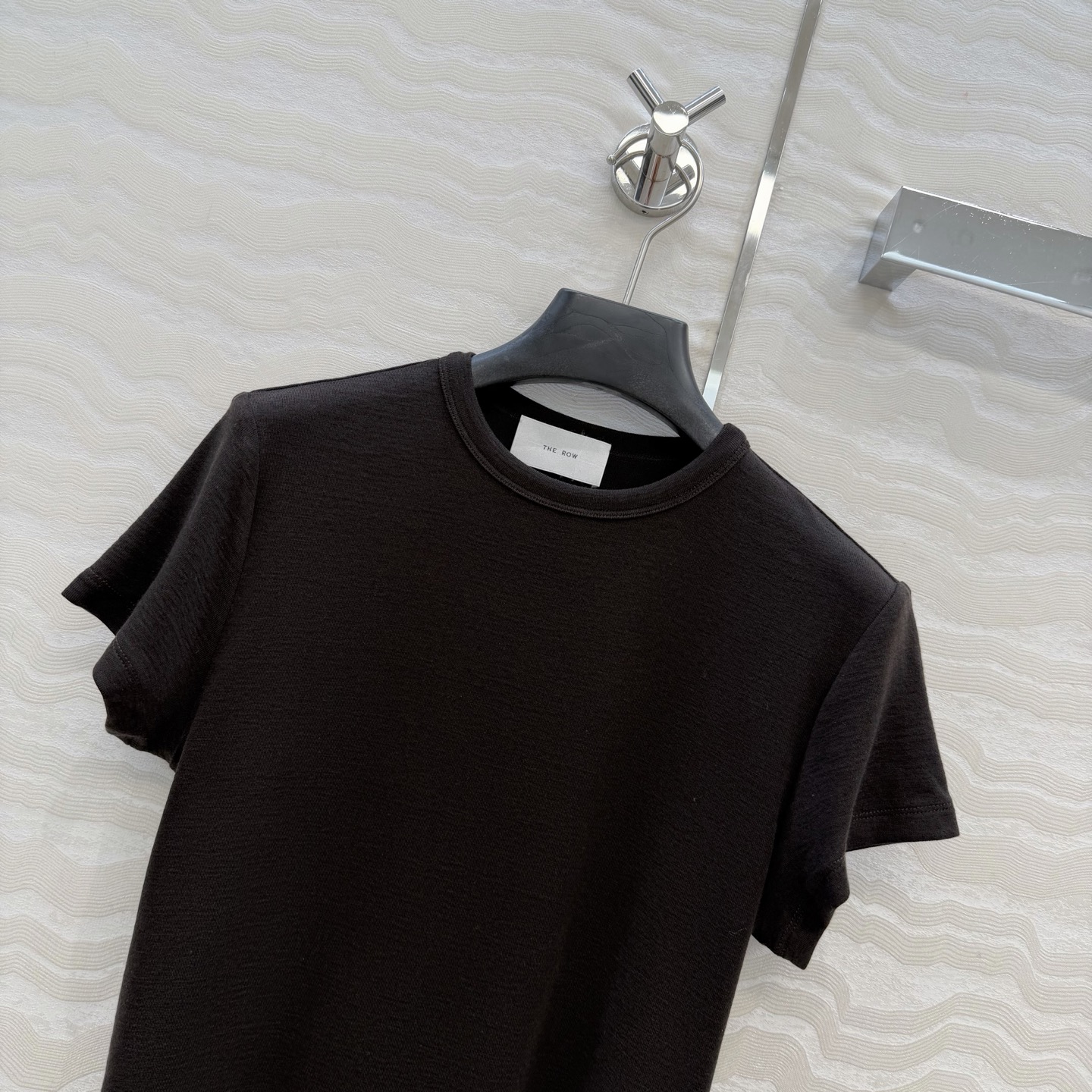 爆单推荐❤️原单品质。经典Row风羊毛短袖T。时髦精单品💕正肩修身小短款T恤。原版定制剪裁打造意式极简的