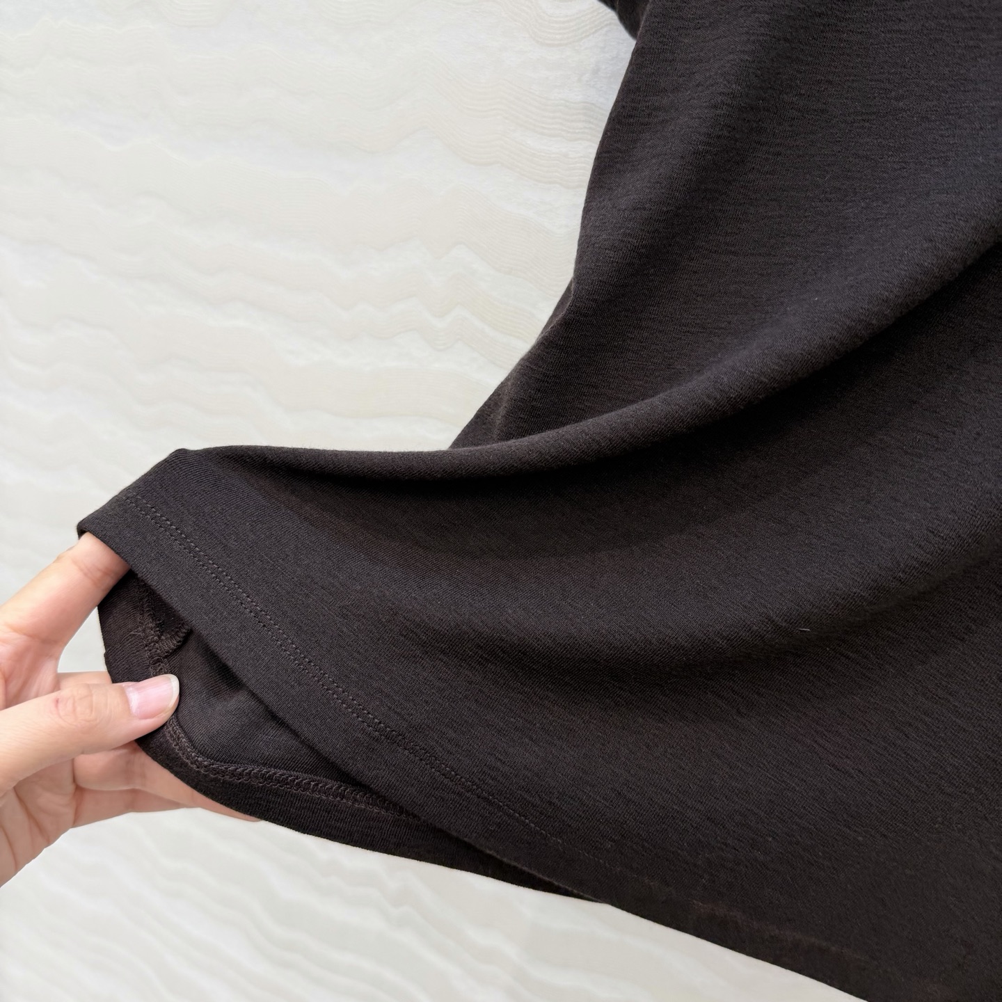 爆单推荐❤️原单品质。经典Row风羊毛短袖T。时髦精单品💕正肩修身小短款T恤。原版定制剪裁打造意式极简的