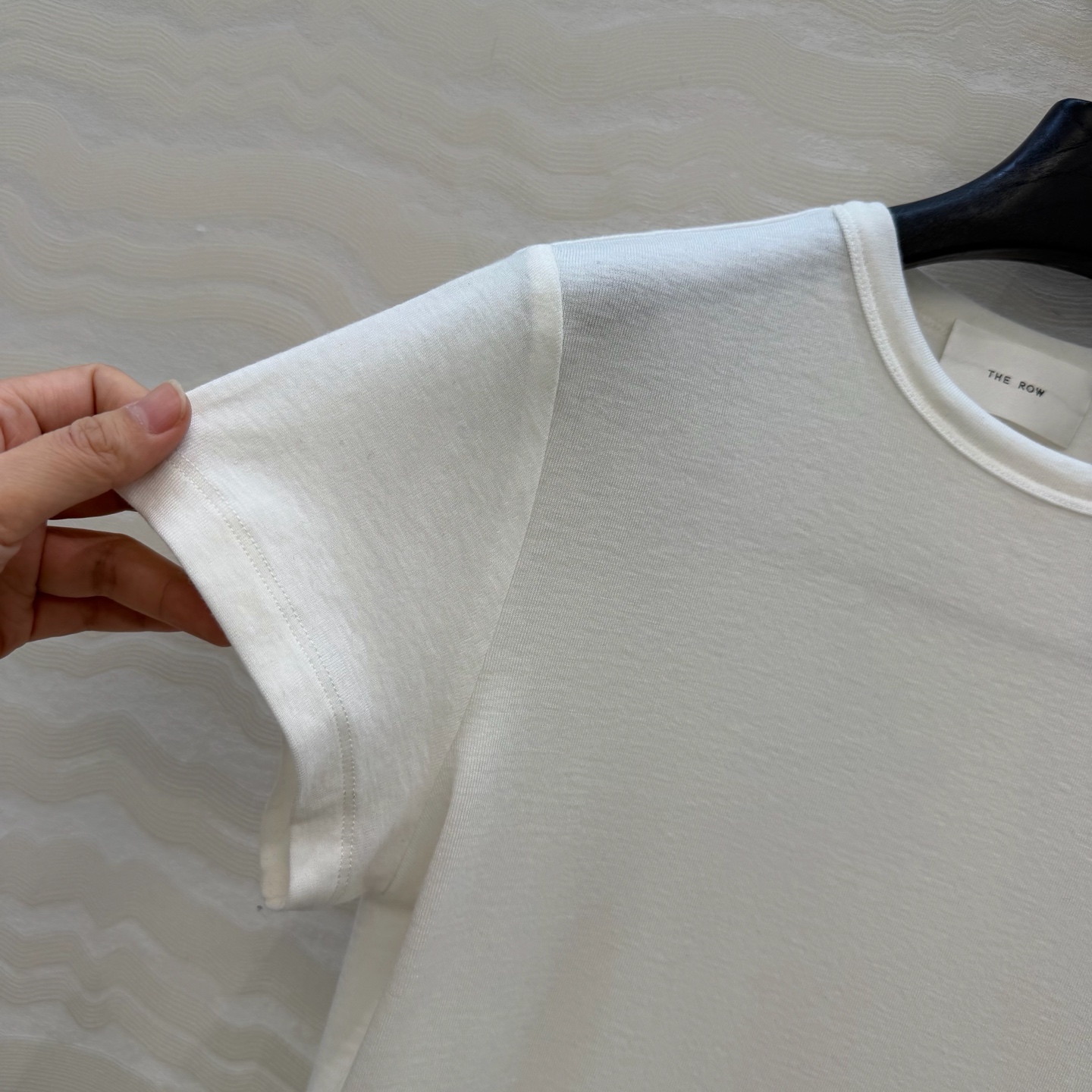 爆单推荐❤️原单品质。经典Row风羊毛短袖T。时髦精单品💕正肩修身小短款T恤。原版定制剪裁打造意式极简的