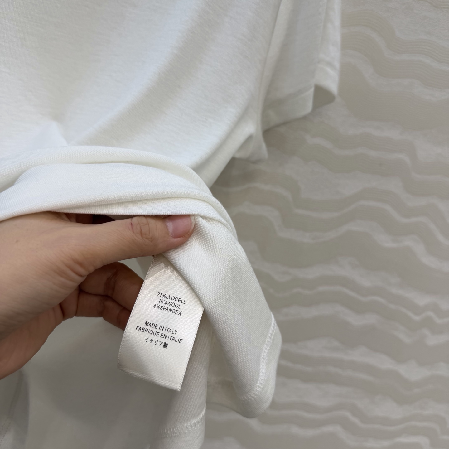 爆单推荐❤️原单品质。经典Row风羊毛短袖T。时髦精单品💕正肩修身小短款T恤。原版定制剪裁打造意式极简的