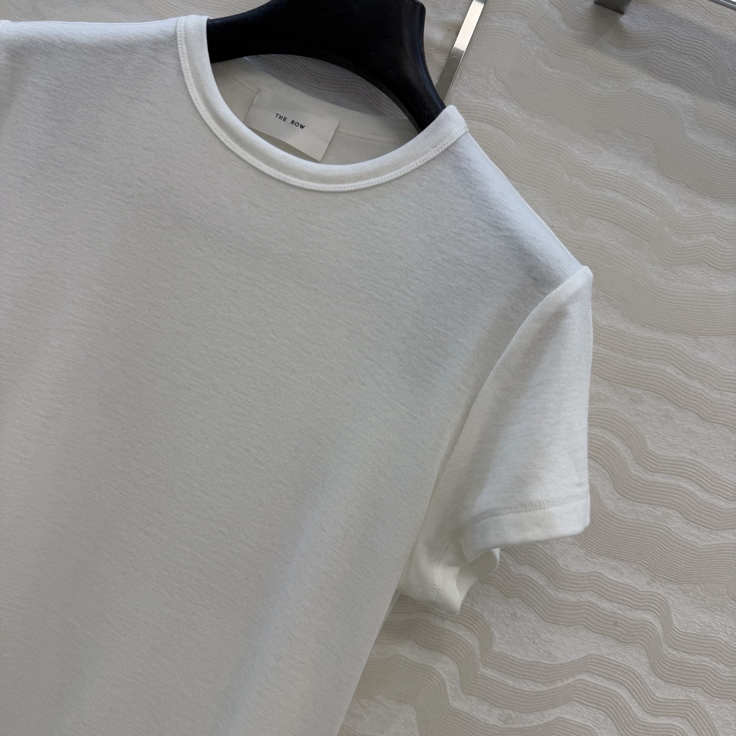 爆单推荐❤️原单品质。经典Row风羊毛短袖T。时髦精单品💕正肩修身小短款T恤。原版定制剪裁打造意式极简的
