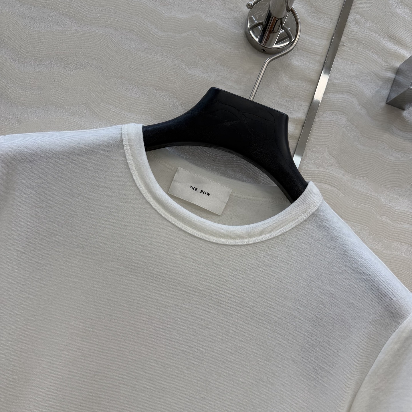 爆单推荐❤️原单品质。经典Row风羊毛短袖T。时髦精单品💕正肩修身小短款T恤。原版定制剪裁打造意式极简的