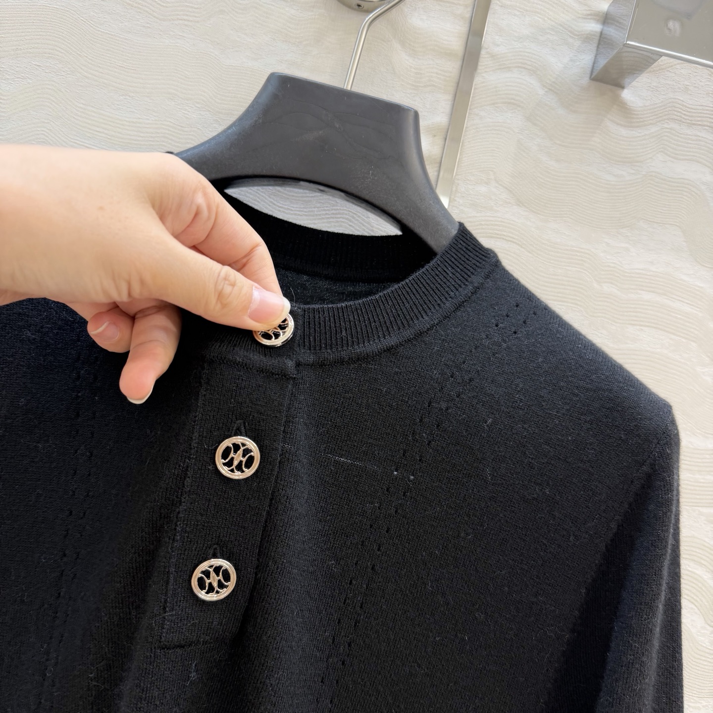 爆单推荐❤️原单品质，H26s早春新品！金币扣享利领 16针羊毛针织上衣。100%美丽奴羊毛纱线细腻柔软