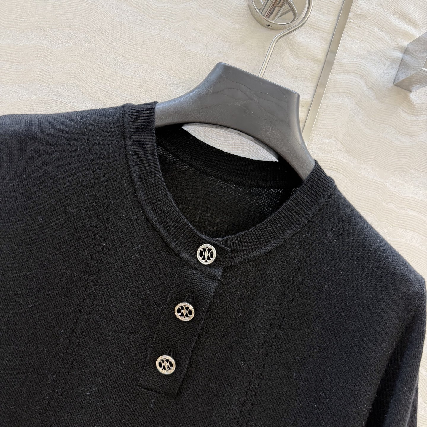 爆单推荐❤️原单品质，H26s早春新品！金币扣享利领 16针羊毛针织上衣。100%美丽奴羊毛纱线细腻柔软