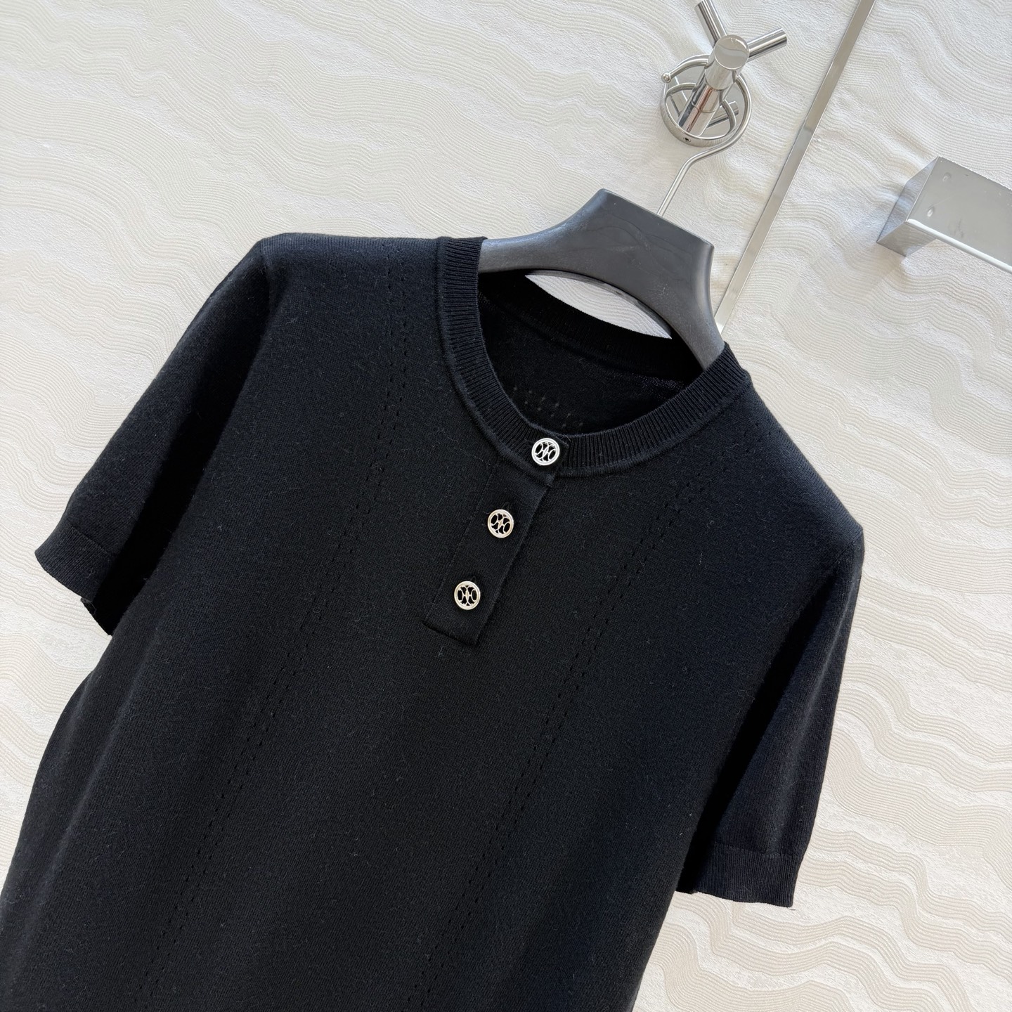 爆单推荐❤️原单品质，H26s早春新品！金币扣享利领 16针羊毛针织上衣。100%美丽奴羊毛纱线细腻柔软