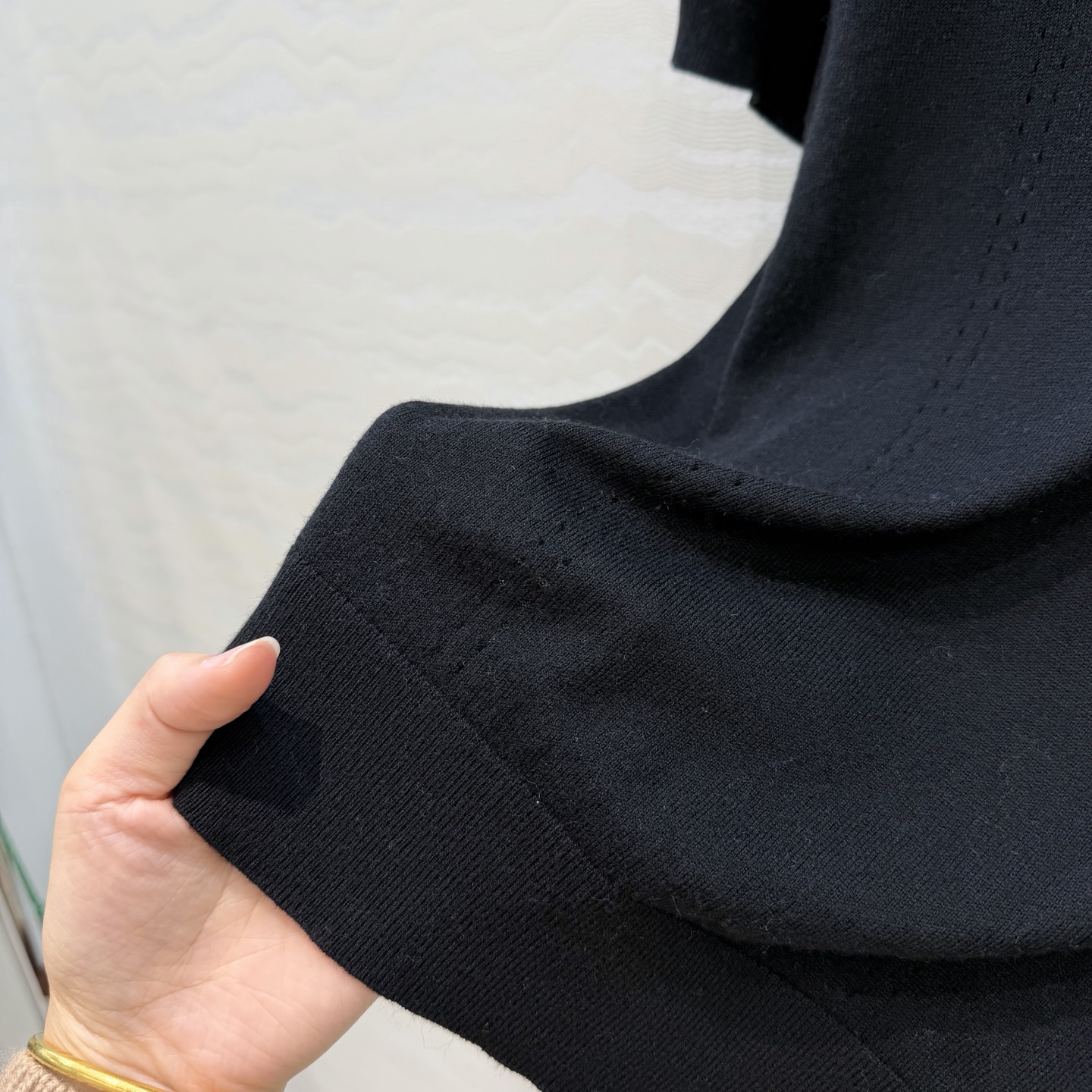 爆单推荐❤️原单品质，H26s早春新品！金币扣享利领 16针羊毛针织上衣。100%美丽奴羊毛纱线细腻柔软