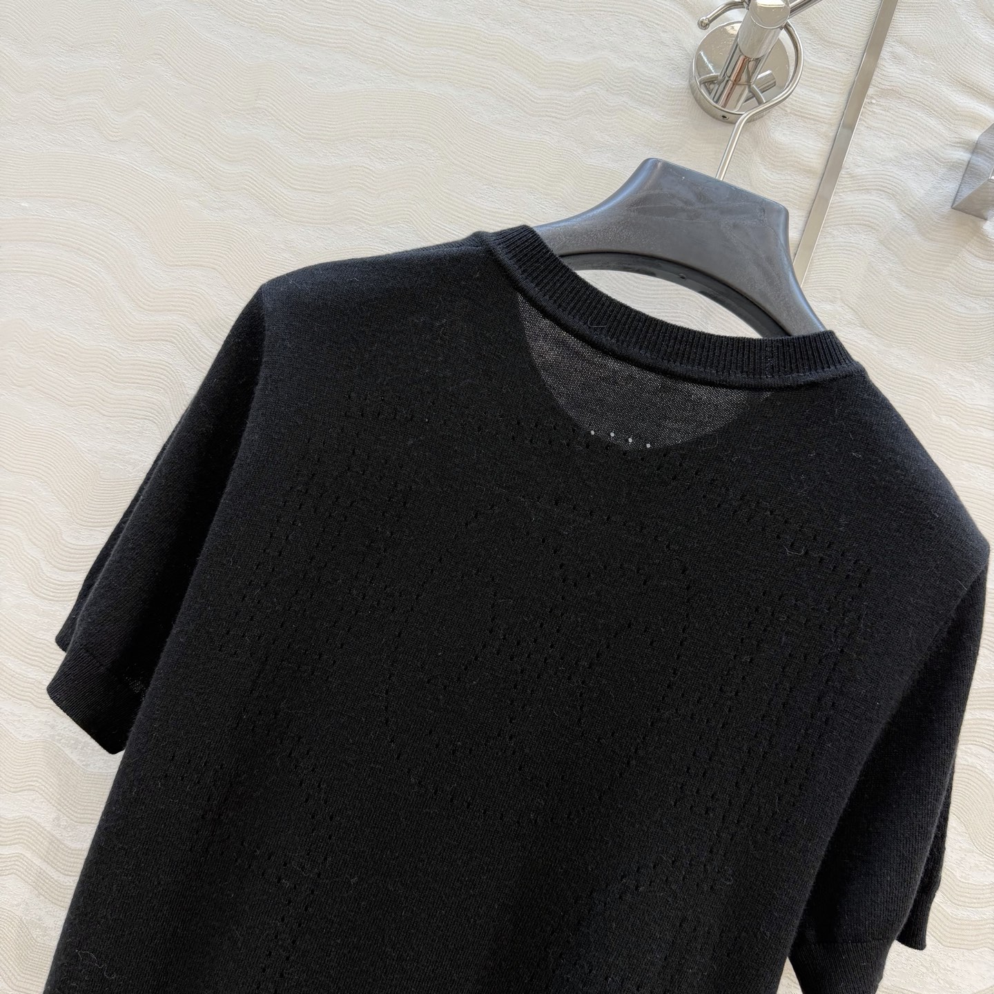 爆单推荐❤️原单品质，H26s早春新品！金币扣享利领 16针羊毛针织上衣。100%美丽奴羊毛纱线细腻柔软