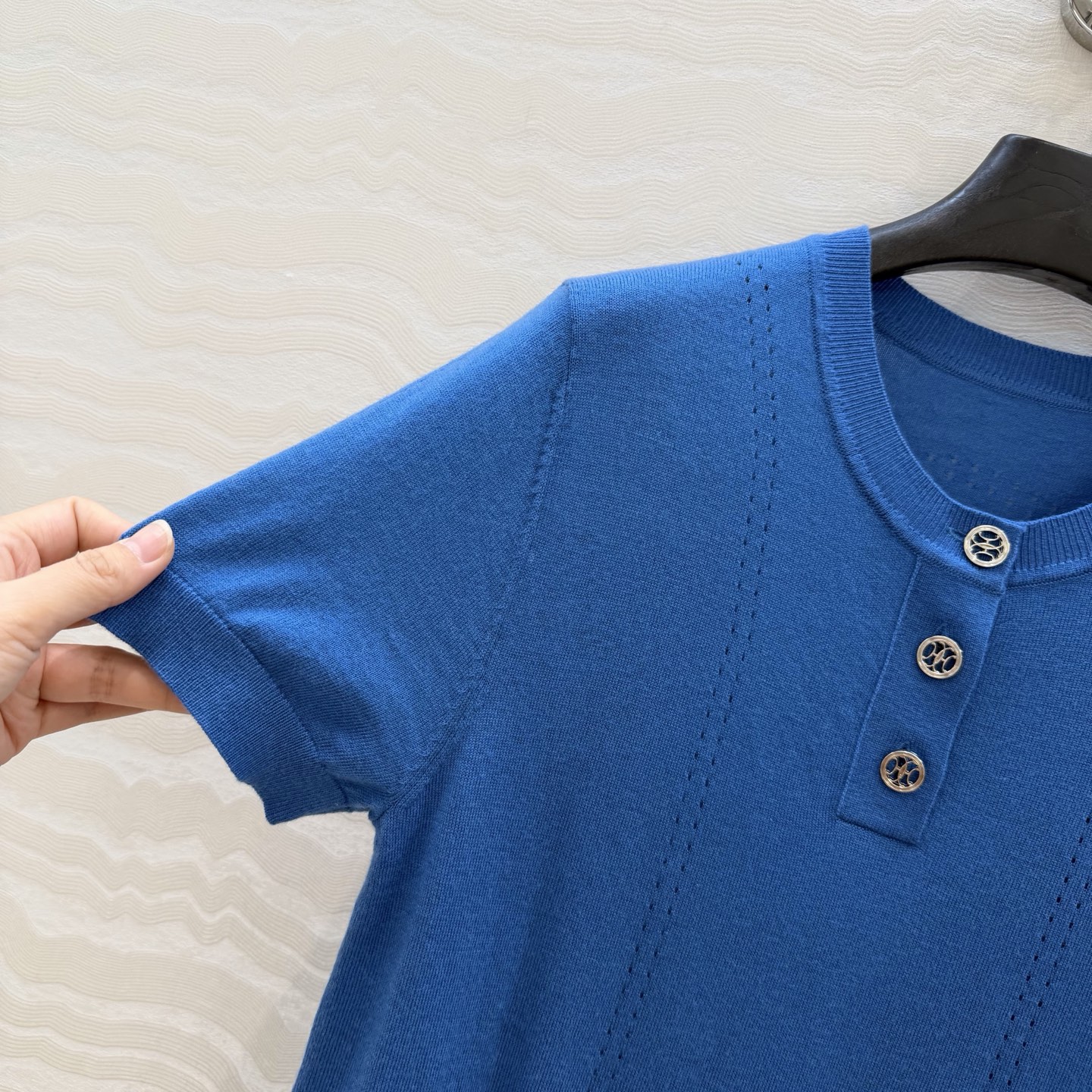 爆单推荐❤️原单品质，H26s早春新品！金币扣享利领 16针羊毛针织上衣。100%美丽奴羊毛纱线细腻柔软