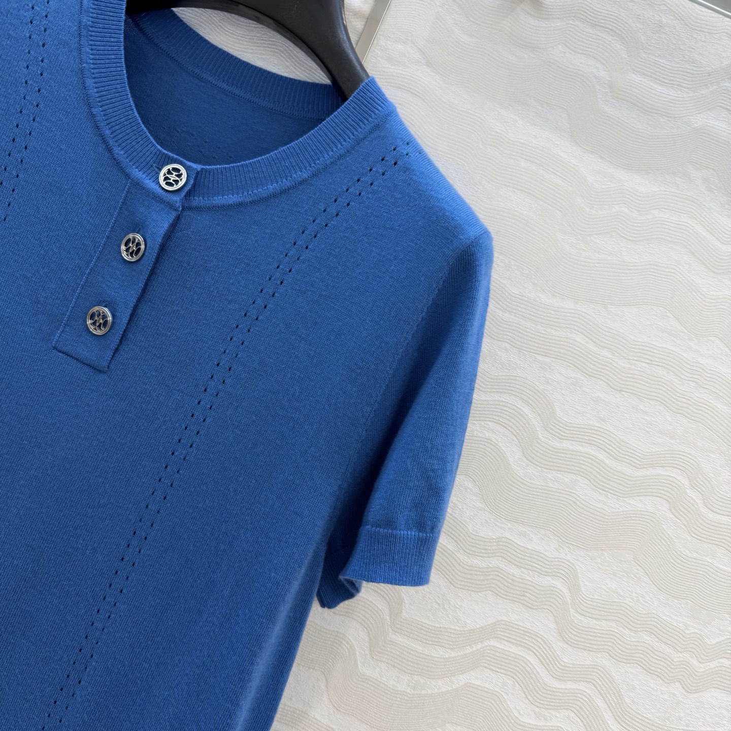 爆单推荐❤️原单品质，H26s早春新品！金币扣享利领 16针羊毛针织上衣。100%美丽奴羊毛纱线细腻柔软