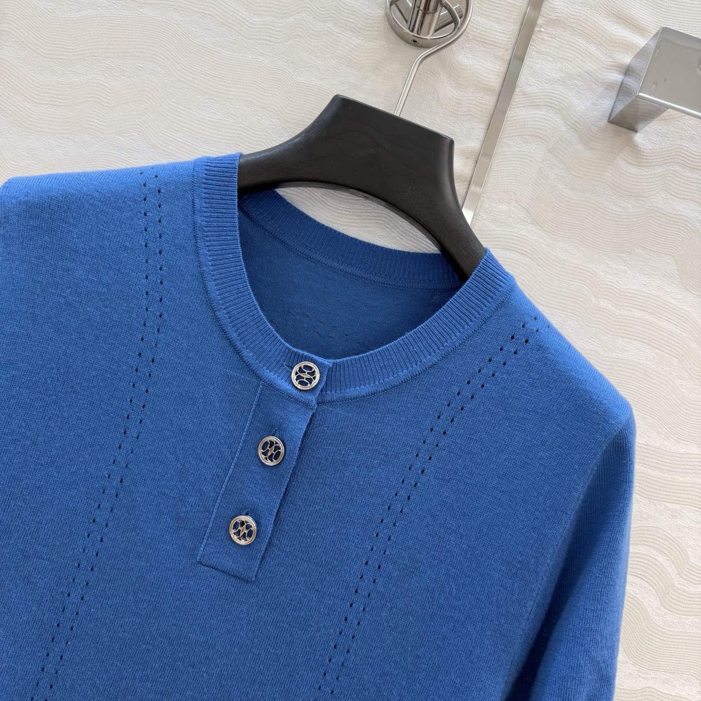 爆单推荐❤️原单品质，H26s早春新品！金币扣享利领 16针羊毛针织上衣。100%美丽奴羊毛纱线细腻柔软