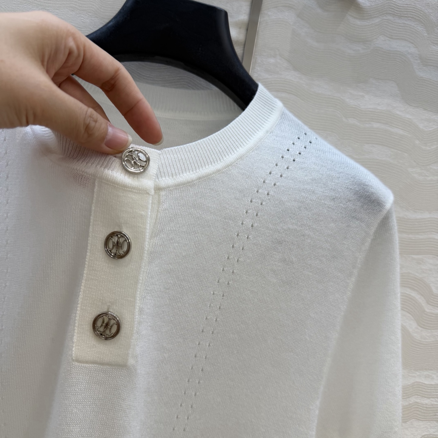 爆单推荐❤️原单品质，H26s早春新品！金币扣享利领 16针羊毛针织上衣。100%美丽奴羊毛纱线细腻柔软