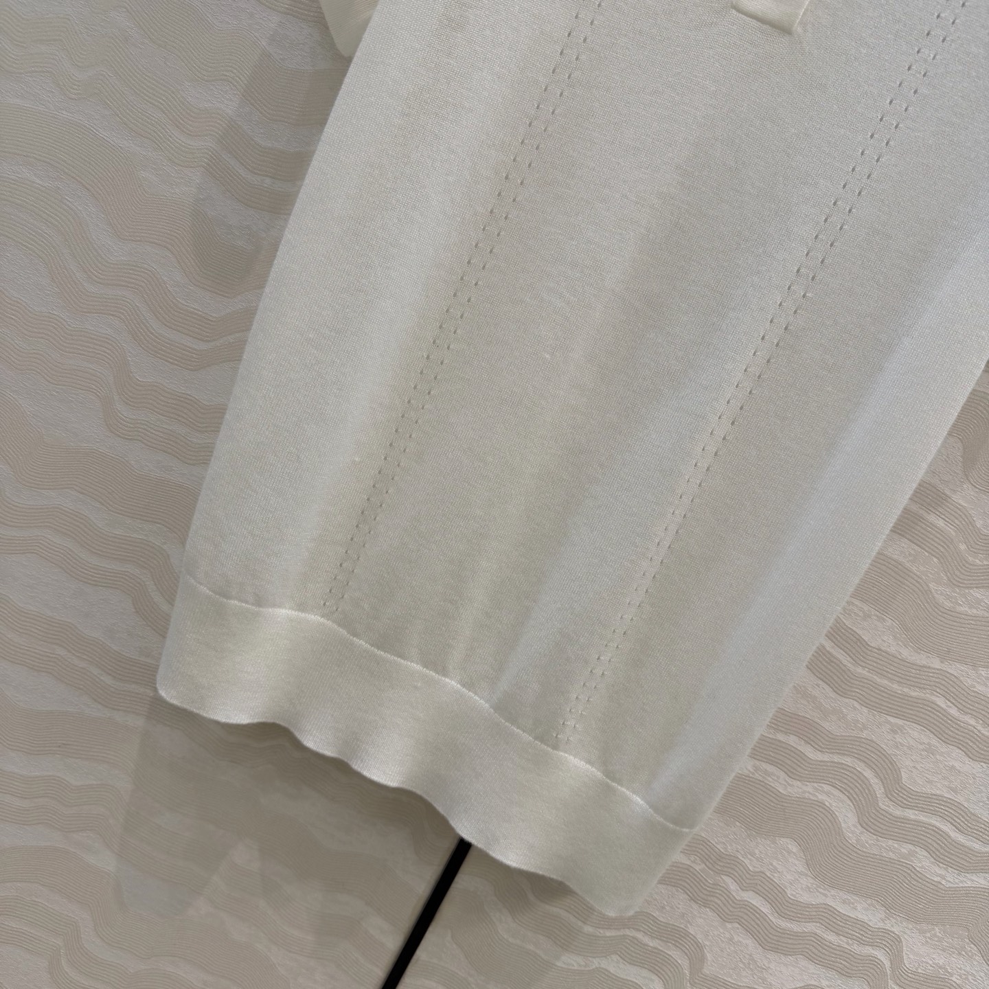 爆单推荐❤️原单品质，H26s早春新品！金币扣享利领 16针羊毛针织上衣。100%美丽奴羊毛纱线细腻柔软