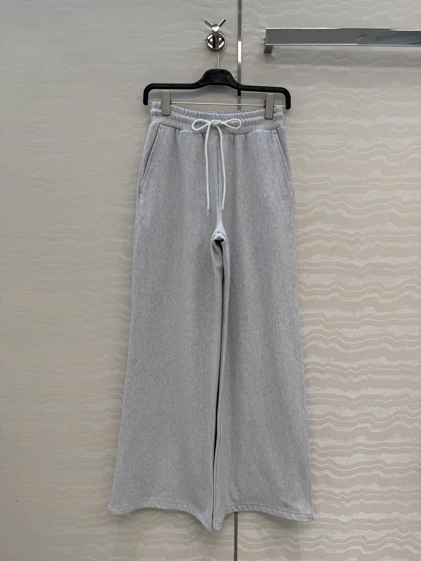 NO:676809,Highly recommended, original quality CE high-intellectual wear!  Chic and handsome casual sports pants!  Elastic waist design and three-dimensional wide-leg tailoring!  The fashionable tone is A and sassy!  !  Ma Sheng’s long-legged ceiling-shaped pants have a low-key, luxurious design and a great feel!  Highly recommended for personal use!  The imported heavy-weight sweatshirt fabric has exquisite texture and great texture!  Perfect workmanship depends on the details, two colors and 3 sizes. Ready for grabs now!  S size waist 64, hip 104, pants length 110., Celine-clothing, celine, hoodie, sweatshirts,19860909爆单推荐,原单品质CE高智感穿搭！潇洒帅气的休闲运动神裤！松紧腰设计立体阔腿剪裁！时髦的调调又A又飒！！妈生大长腿天花板裤型低调奢华设计感超赞！强烈推荐自留单品！进口重磅克重卫衣面料细腻质感超赞！完美做工品质看细节,两色3码.现货开抢！S码腰围64,臀围104,裤长110.,赛琳-服装,celine,hoodie,sweatshirts,,Women's clothing