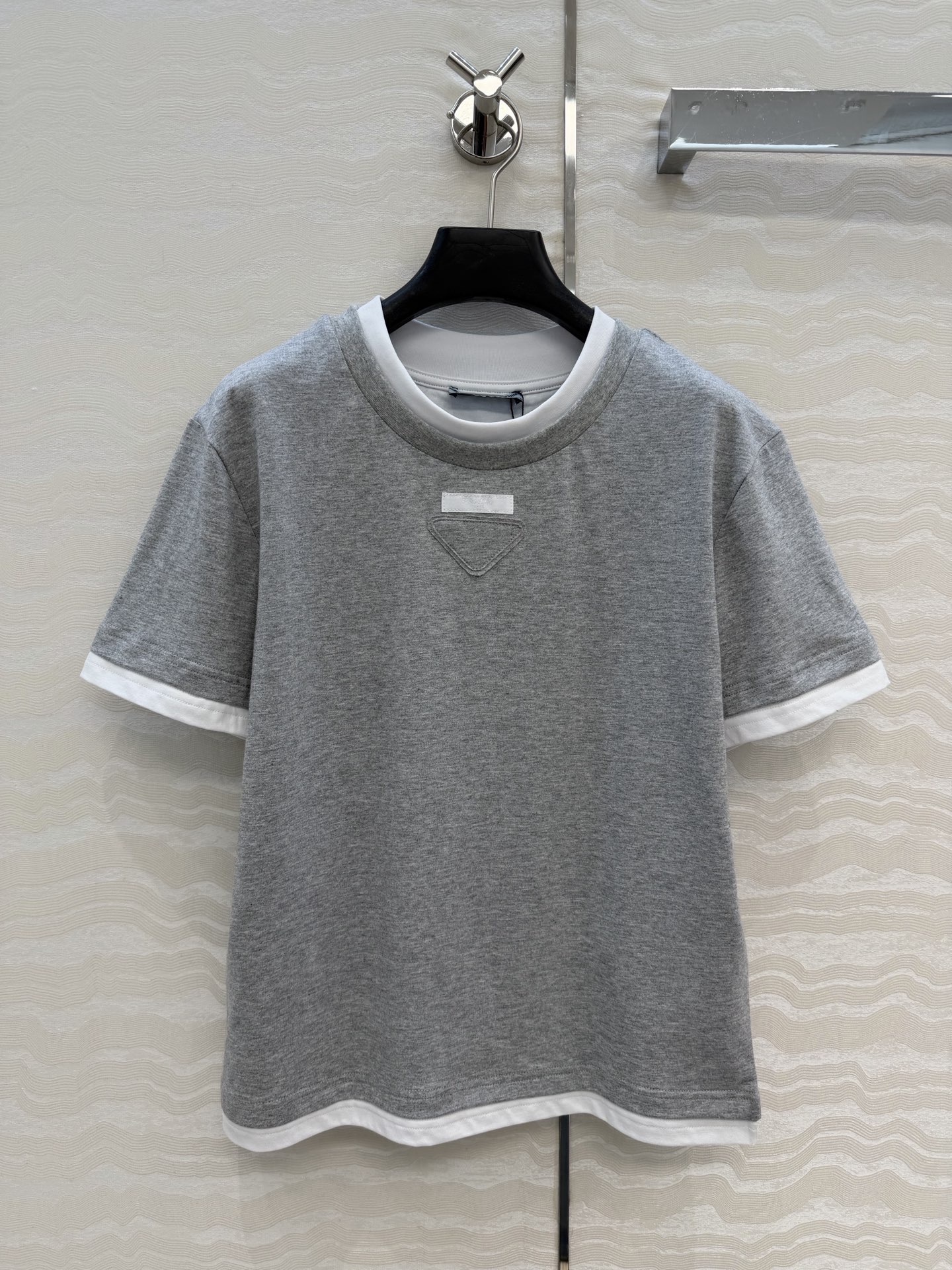 NO:676806,Highly recommended original quality PR high-smart outfits!  Long-termist new product short-sleeved T-shirt, fake two-piece double-layer collar design, fashionable and must-have temperament item!  Imported pure cotton fabric!  The girlish-style round neck short style is versatile and has a sweet and age-reducing look. The loose fit makes the upper body look slimmer!  Available in two colors and 3 sizes, available now, size S, shoulder width 43, bust 94, length 58., Prada-clothing, prada, T-shirt, tees, t-shirt,19860909爆单推荐原单品质PR高智感穿搭！长期主义新品基调短袖T恤,假两件双层领设计,时髦精必入气质单品！进口纯棉面料！气质少女风圆领小短款百搭减龄甜美气息.宽松版型上身巨显瘦！两色3码 现货开抢,S码肩宽43,胸围94,衣长58.,普拉达-服装,prada,T-shirt,tees，t-shirt,,Women's clothing