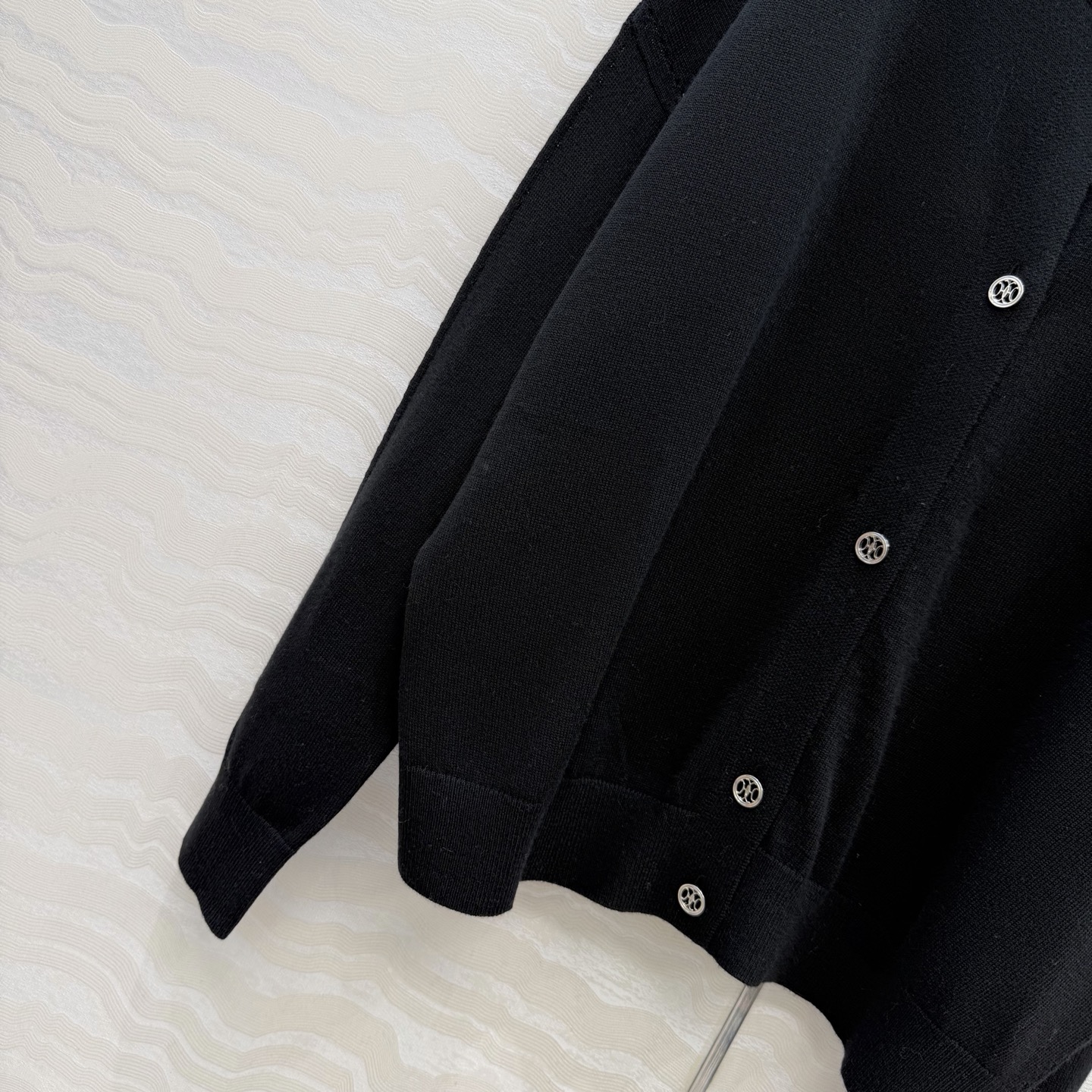 爆单推荐❤️原单品质，H26s早春新品！金币扣羊毛针织开衫小外套。100%美丽奴羊毛纱线细腻柔软的手感无