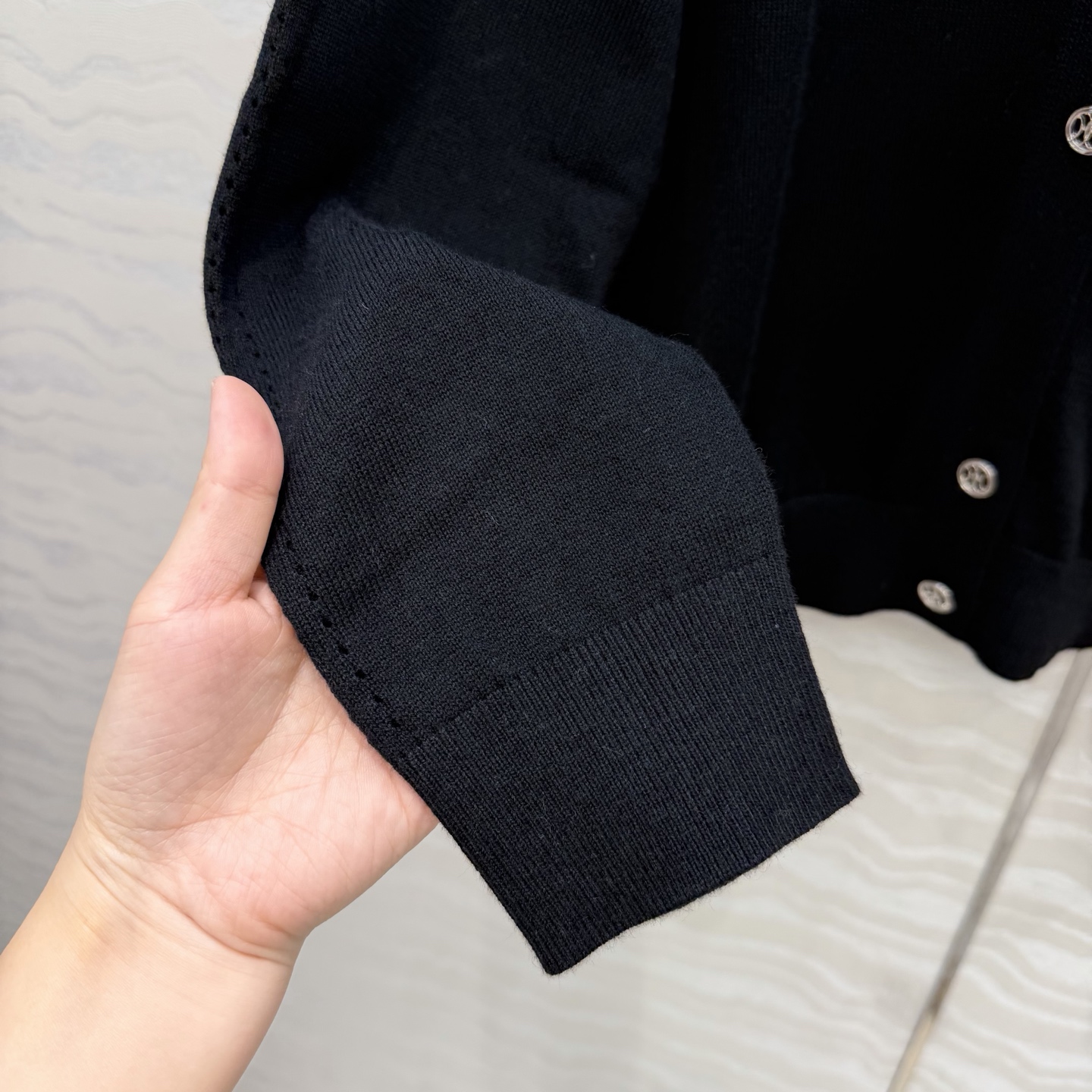 爆单推荐❤️原单品质，H26s早春新品！金币扣羊毛针织开衫小外套。100%美丽奴羊毛纱线细腻柔软的手感无