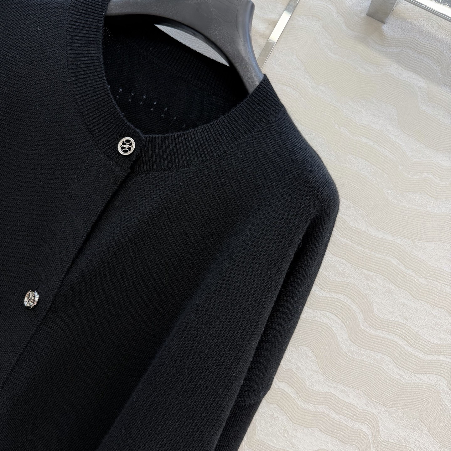 爆单推荐❤️原单品质，H26s早春新品！金币扣羊毛针织开衫小外套。100%美丽奴羊毛纱线细腻柔软的手感无