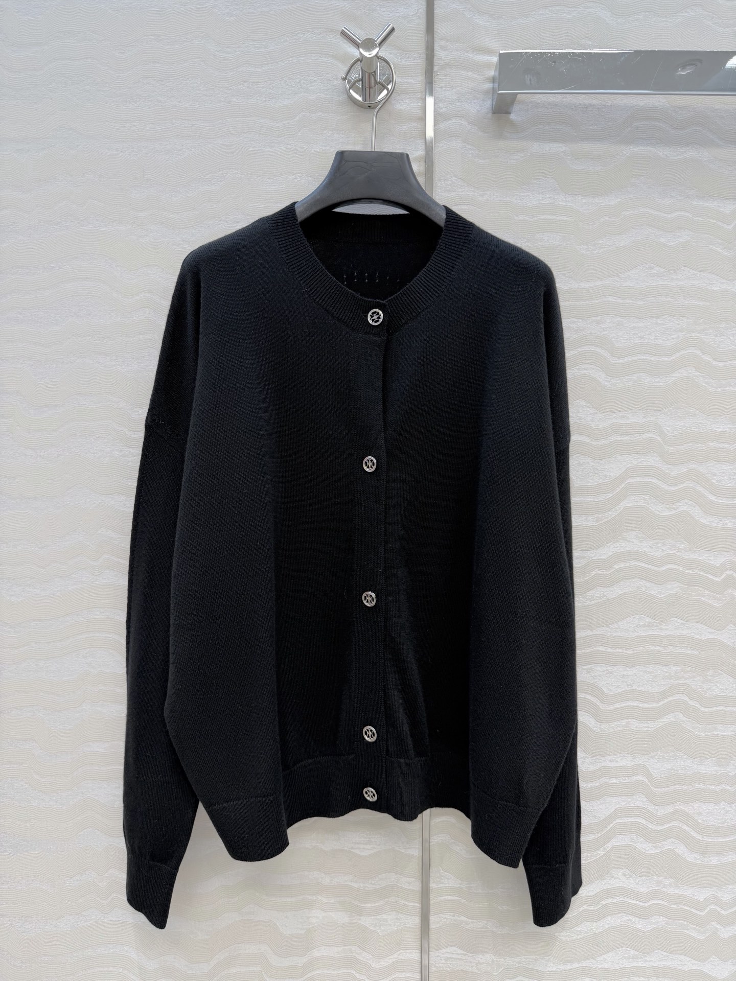 NO:676810,Hot order recommendation, original order quality, H26s new product in early spring!  Gold coin button wool knitted cardigan small jacket. Merino wool yarn is exquisite and soft to the touch!  Positioned three-dimensional jacquard craftsmanship. The dark pattern is low-key and luxurious. The round neck is elegant and fashionable. The classic version is slim and versatile!  Highly recommended must-have item!  The perfect workmanship quality depends on the details. 4 colors and 3 sizes. Big order over here!  S size: bust 114, length 54., Hermès-clothing, hermes, jackets & coats,19860909爆单推荐原单品质,H26s早春新品！金币扣羊毛针织开衫小外套.美丽奴羊毛纱线细腻柔软的手感无敌赞！定位立体提花工艺.暗纹图案低调奢华.气质圆领优雅又时髦,经典版型不挑人上身显瘦又百搭！强烈推荐必入单品！完美做工品质看细节.4色3码.大单子甩过来！S码: 胸围114,衣长54.,爱马仕-服装,hermes,jackets & coats,,Women's clothing