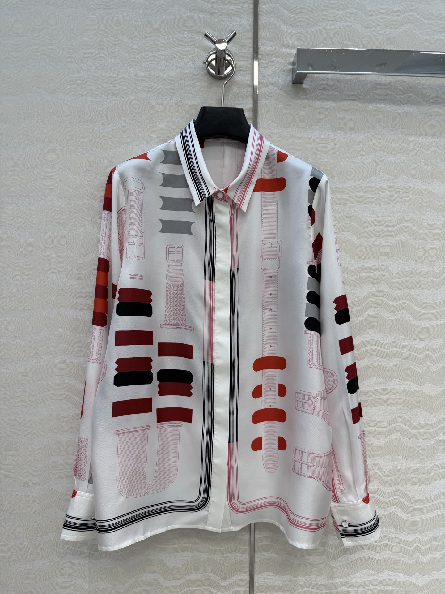 NO:676808,High-end original quality H series 26s new product for early spring!  Ex-Libris a Main Levee printed silk shirt!  The texture of silk twill is amazing!  The loose fit with small lapels is casual and elegant. The perfect color matching and full positioning print are super high-end. The fit is not flattering and makes your upper body look slimmer!  The quality of perfect workmanship depends on the details. Available in one color, S.M.L.19860909高端原单品质H系26s早春新品！Ex-Libris a Main Levee印花真丝衬衫！真丝斜纹绸质感超赞！气质小翻领宽松版型随性大方.绝美配色全定位印花超高级.版型不挑人上身超显瘦！完美做工品质看细节.现货一色S.M.L.XL.4个码.大单子甩过来.S码肩宽37,胸围102,衣长64.,爱马仕-服装,hermes,shirts,real silk,,Women's clothing