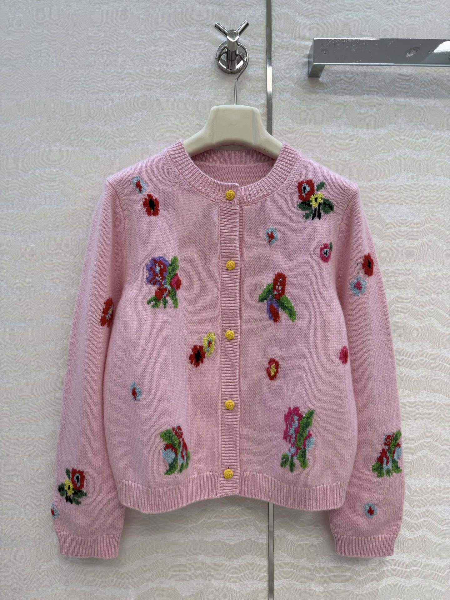 NO:676803,High-end original quality ER26 early spring new product series, heavy craftsmanship intarsia cashmere cardigan small jacket!  Beautiful dopamine tones, bright and gorgeous rose patterns that revive all things, present a joyful and energetic atmosphere!  Customized floral yarn, imported 70% wool and 30% cashmere yarn, woven from Germany, super delicate and soft to the touch, customized yellow velvet flower buckle, classic round neck style that doesn’t flatter the upper body, looks slim and versatile!  Perfect workmanship quality depends on the details. Two colors of 3 sizes, S size shoulder width 36, bust 96, length 54., women's clothing, jackets & coats,19860909高端原单品质ER26早春新品系列,重工艺嵌花羊绒开衫小外套！靓丽的多巴胺色调,万物复苏明媚艳丽的玫瑰花图案,呈现欢乐充满活力的氛围感！定制花纱进口70羊毛30羊绒纱线徳国机织超级细腻柔软的手感,定制黄色丝绒花朵扣,经典圆领版型不挑人上身显瘦又百搭！完美做工品质看细节.两色3码,S码肩宽36,胸围96,衣长54.,女装,jackets & coats,,Women's clothing