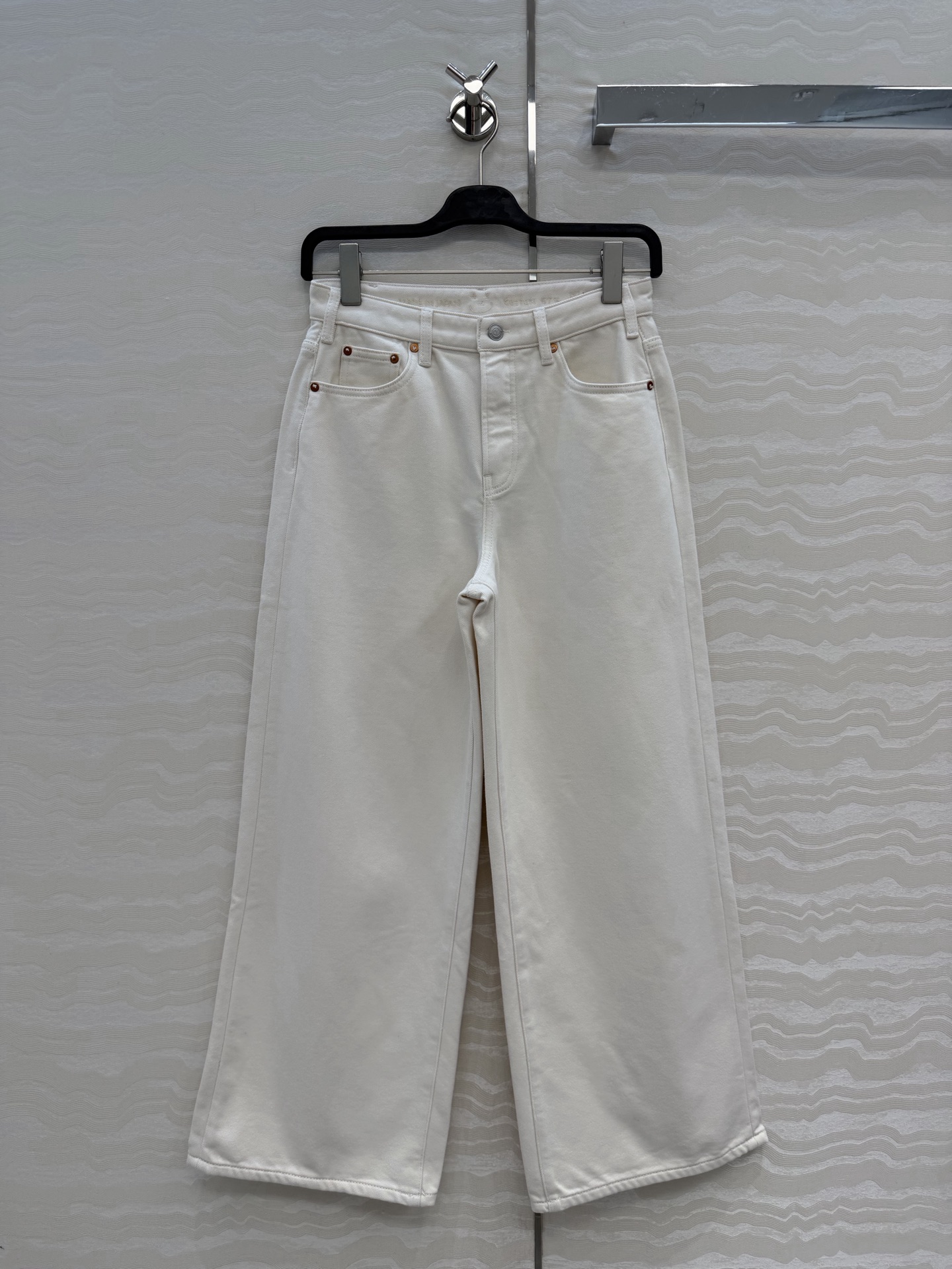 NO:676799,The most popular recommendation is the original quality, 45R velvet white wide-leg straight jeans, imported velvet brushed denim technology to keep warm and slim!  Ma Sheng’s long-legged straight-leg trousers have a handsome and high-end look on her upper body!  A casual, high-end look that keeps you warm at the same time!  The imported washed fabric version makes the upper body look slimmer!  The texture is super soft!  Customized hardware imported machine workmanship quality depends on the details, one color 0.2.4.6.8. size. Come to those who know the goods. 2 size waist 72, hip 98, pants length 98., women's clothing, jeans,19860909爆单推荐原单品质,45R加绒白色阔腿直筒牛仔裤,进口加绒磨毛牛仔工艺保暖又显瘦！妈生大长腿直筒裤型上身自带帅气高级感！保暖同时做到的随性高级感穿搭！进口洗水面料版型上身巨显瘦！质感超赞超柔！定制五金进口机做工品质看细节,一色0.2.4.6.8.码.懂货的来.2码腰围72,臀围98,裤长98.,女装,jeans,,Women's clothing