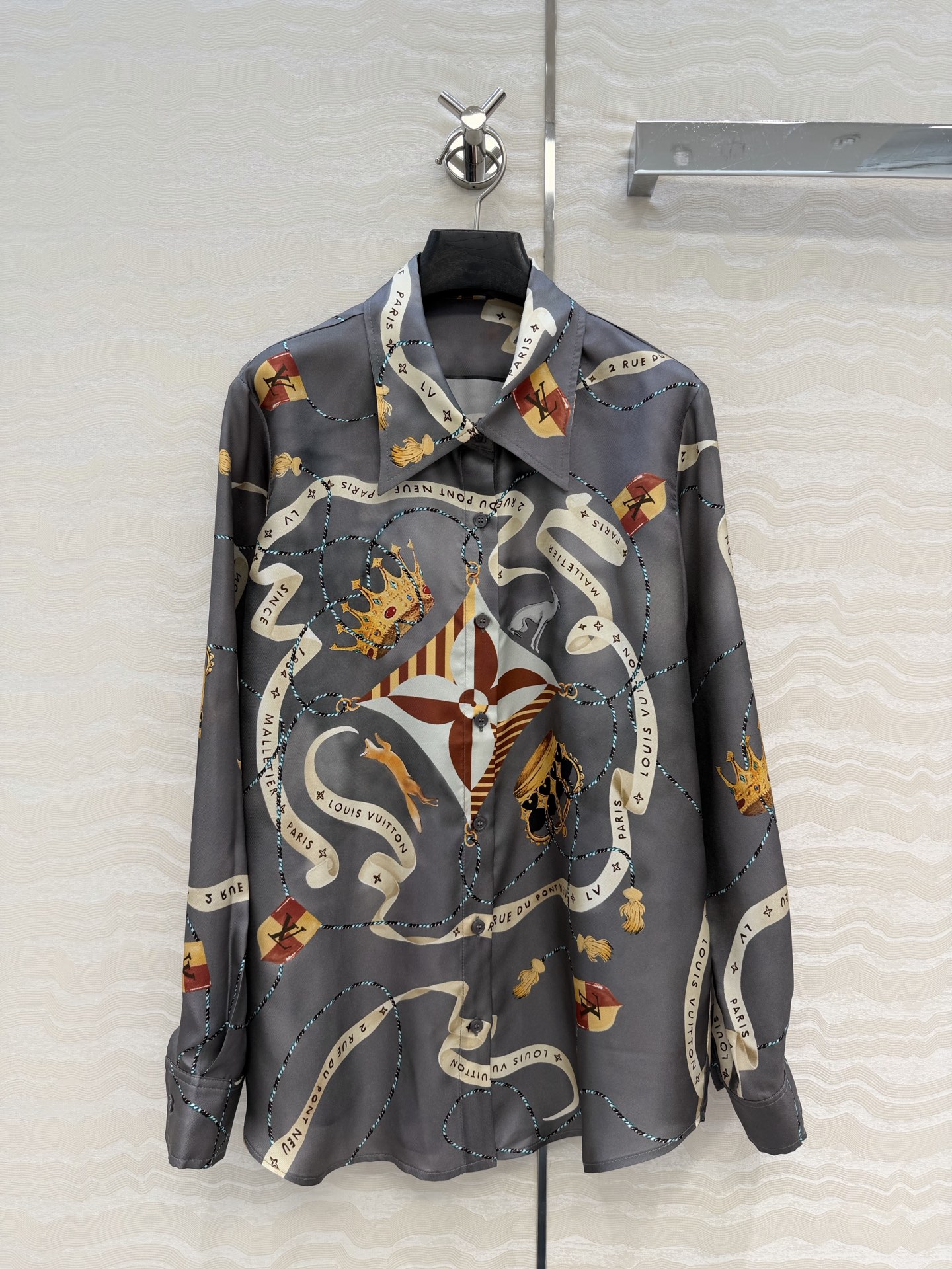 NO:676793,High-end original quality lou fairy face 26 early spring series, classic ribbon chain MONOGRAM printed silk shirt!  Silk twill, elegant shirt collar, H-shaped upper body, perfect for reducing age!  Classic, fashionable and high-end!  A must-have artifact for Bai Fumei!  The floral pattern is versatile and easy to match. It is highly recommended to keep it for yourself!  The quality of workmanship depends on the details. One color 36.38.40.42. Four sizes. 38 size: shoulder width 39, bust 102, length 69., Louis Vuitton-clothing, louis vuitton, shirts, real silk,19860909高端原单品质lou神仙颜值26早春系列,经典丝带链条MONOGRAM印花真丝衬衫！真丝斜纹绸,气质衬衫领H版型上身减龄绝绝子！经典时髦又高级！白富美必备神器！定位花立体裁版型百搭不挑人.强烈推荐自留款！做工品质看细节.一色36.38.40.42.四码.38码: 肩宽39,胸围102,衣长69.,路易威登-服装,louis vuitton,shirts,real silk,,Women's clothing