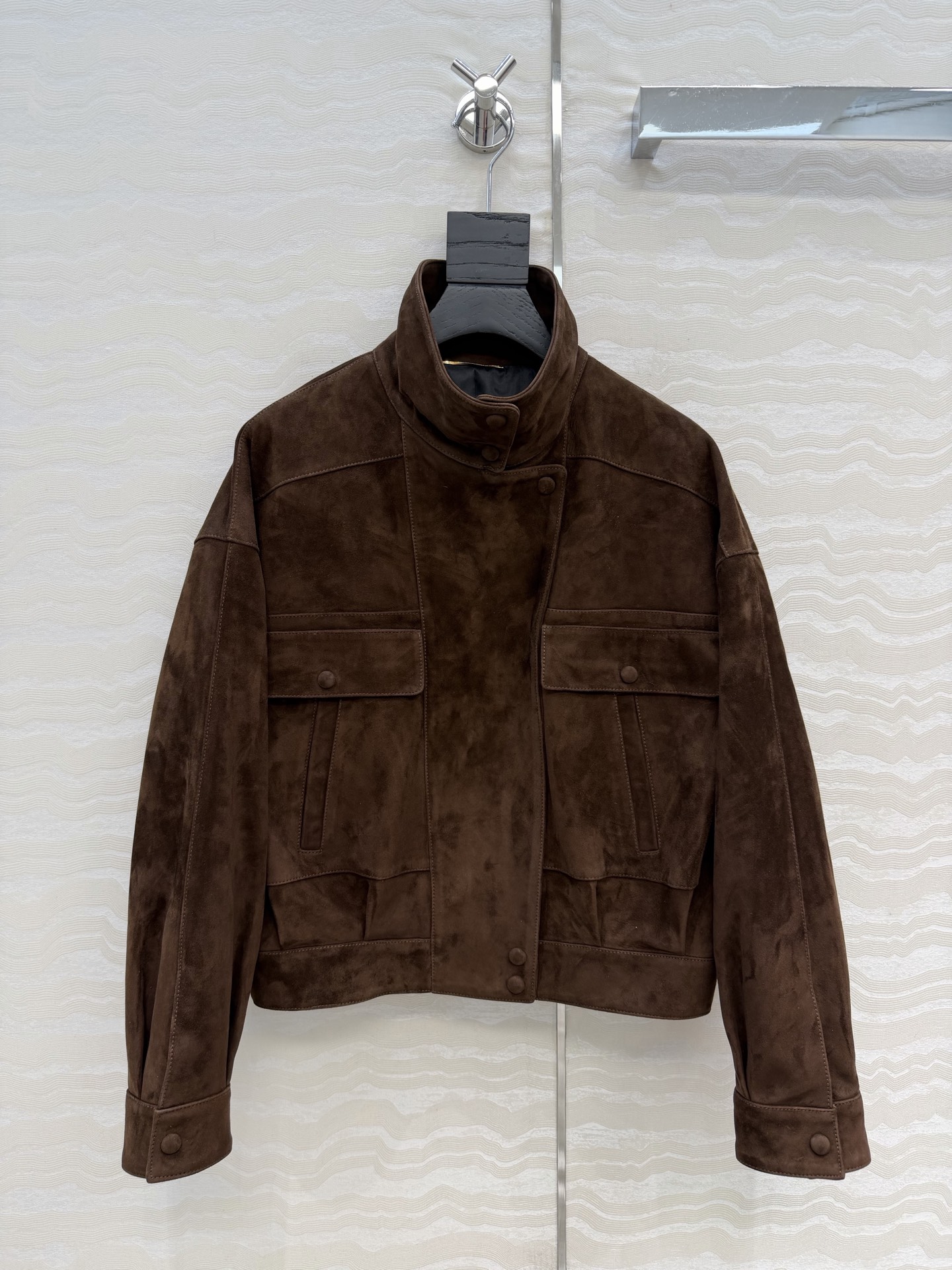 NO:866474,High-end original quality, slp early autumn 26s early spring new retro modern fashionable high-definition suede leather jacket!  Double pocket silhouette jacket!  Original custom imported suede lambskin, the leather is flexible and delicate!  The three-dimensional tailoring has an elastic hem and a neat collar. It is simple yet detailed, and the retro American college-style classic design is a huge favorite!  A casual and casual style, with a fashionable and high-end temperament!  Strong self-retention!  Two-color S-L size. 38, bust 120, length 54., saint laurent-clothing,loro piana,saint laurent,jackets & coats,jackets & coats,leather jacket,sheepskin,chamois leather,19860909高端原单品质,slp早秋26s早春新品复古摩登时髦高定麂皮绒皮衣！双口袋廓形夹克外套！原版定制进口麂皮绒小羊皮,皮质柔韧又细腻！立体剪裁设有松紧下摆和利落的衣领.简约不失细节感,复古美式学院风经典设计超级大爱！又A又飒随性的慵懒风,气质时髦又高级！强烈自留款！两色S-L码.38码,胸围120,衣长54.,圣罗兰-服装,loro piana,saint laurent,jackets & coats,jackets & coats,leather jacket,sheepskin,chamois leather,,Women's clothing