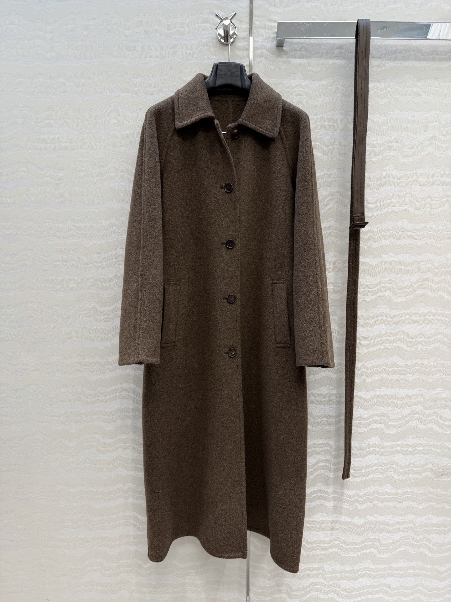NO:744296,Exclusive first release of high-end quality!  PP minimalist ceiling long-term wear!  Customized mocha brown long handmade cashmere coat!  The elegant lapel single-breasted silhouette is elegant and casual, paired with a leather-edged thin belt, and the custom-made 90 wool and 10 cashmere woolen fabric has a delicate and soft texture!  Pure hand-wrapped edge craftsmanship!  The style is classic, elegant and intellectual. The shape is not picky, perfect and easy to control, and the upper body is extremely elegant, casual and high-end!  Perfect workmanship quality depends on the details!  3 codes of one color, big order coming over!  Size S has unlimited dropped shoulders, bust 106, length 117., Prada-clothing, prada,19860909独家首发高端品质！PP极简天花板长期主义穿搭！定制摩卡棕长款手工羊绒大衣！气质翻领单排扣廓形设计优雅随性,搭配真皮包边细腰带,定制90羊毛10羊绒毛呢面料质感细腻柔软！纯手工包边工艺！气型经典优雅知性.不挑人版型完美轻松驾驭,上身极致优雅随性高级感！完美做工品质看细节！一色3码,大单子甩过来！S码落肩无限,胸围106,衣长117.,普拉达-服装,prada,,Women's clothing