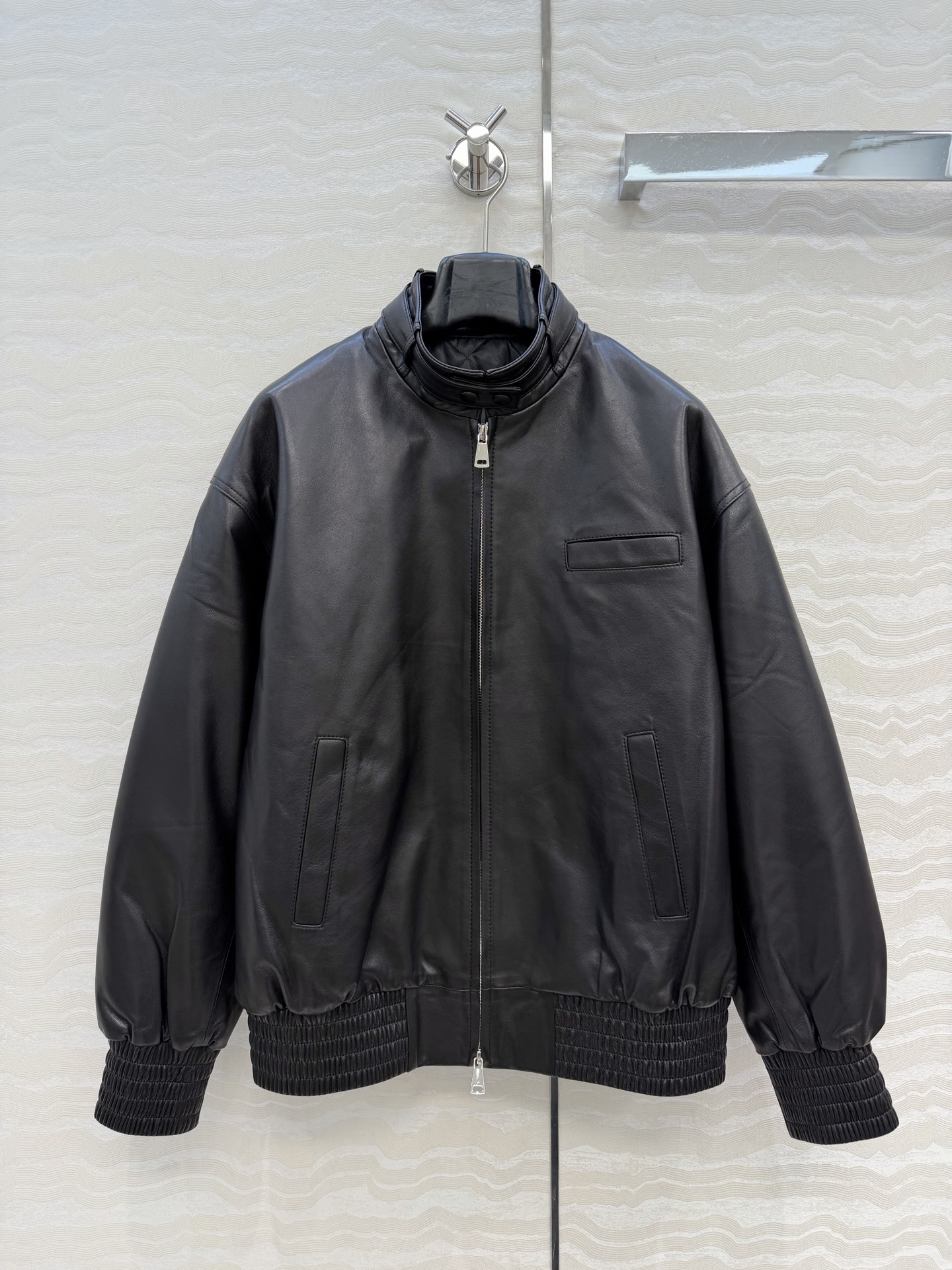 NO:744289,Exclusive first release of high-end quality!  PP minimalist ceiling long-term wear!  Kylie’s same fashionable cotton jacket and sheepskin coat!  Customized top-grade imported lambskin!  The leather is thick and delicate!  The original 3D three-dimensional tailoring looks simple and super heavy-duty!  I love the classic motorcycle silhouette jacket!  Fashionable and handsome, casual and lazy style, diamond quilting technology keeps warm and slimming!  A classic that will last for 50 years!  The perfect fit and sexy upper body!  Strong self-retention!  One color S-L size. S size: shoulder drop 55, bust 120, length 65., Prada - clothing, prada, jackets & coats, jackets & coats, sheepskin,19860909独家首发高端品质！PP极简天花板长期主义穿搭！Kylie同款时髦精夹克棉服羊皮外套！定制顶级进口小羊皮！皮质肉感厚实细腻！原版3D立体剪裁看似简单版型超重工！经典机车廓形夹克超级大爱！时髦又帅气的随性慵懒风,菱格夹棉工艺保暖又显瘦！穿50年都不过时的经典款！完美版型上身又A又飒！强烈自留款！一色S-L码.S码:落肩55,胸围120,衣长65.,普拉达-服装,prada,jackets & coats,jackets & coats,sheepskin,,Women's clothing