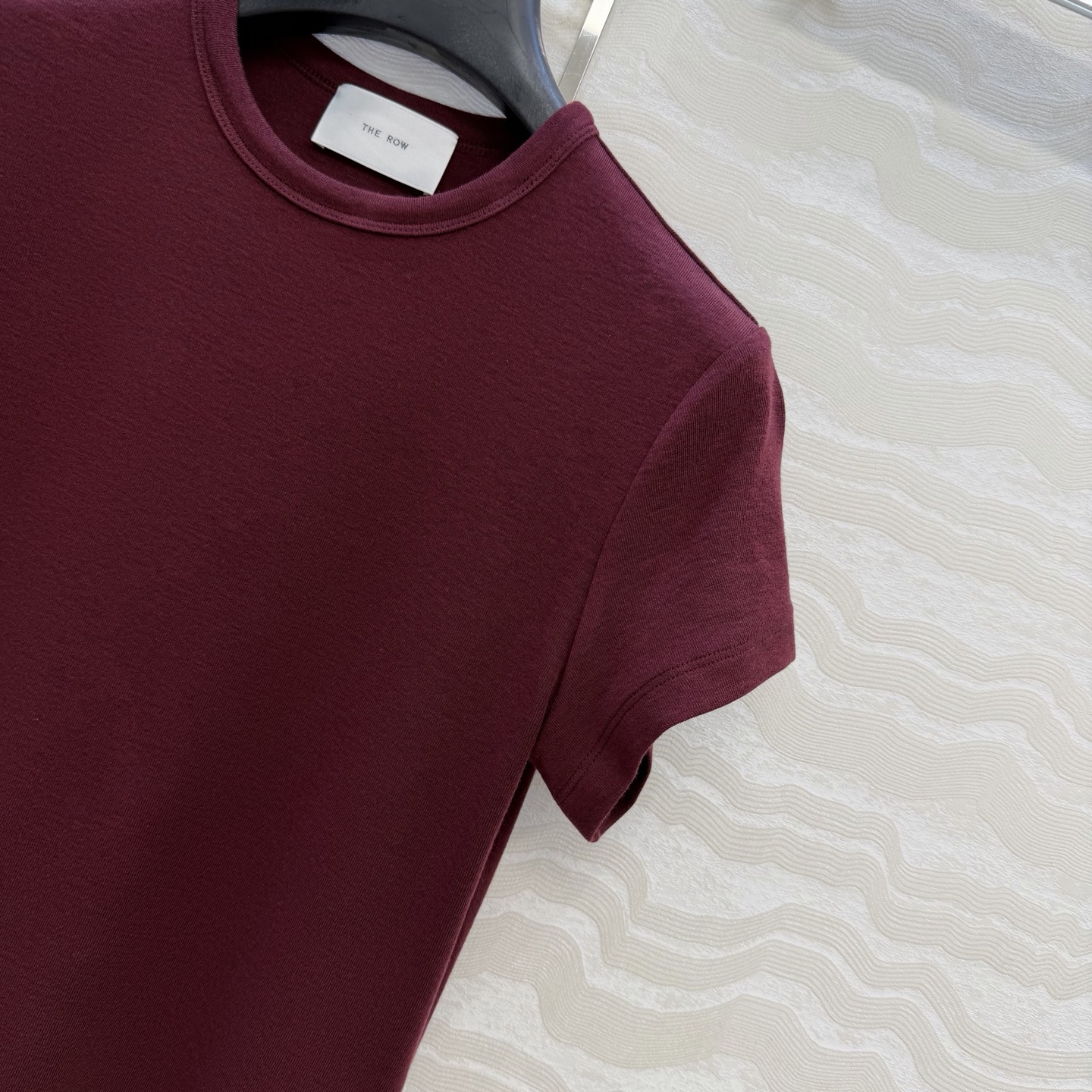 爆单推荐❤️原单品质。经典Row风羊毛短袖T。时髦精单品💕正肩修身小短款T恤。原版定制剪裁打造意式极简的