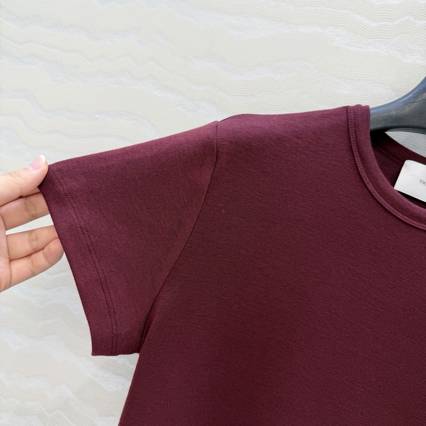 爆单推荐❤️原单品质。经典Row风羊毛短袖T。时髦精单品💕正肩修身小短款T恤。原版定制剪裁打造意式极简的