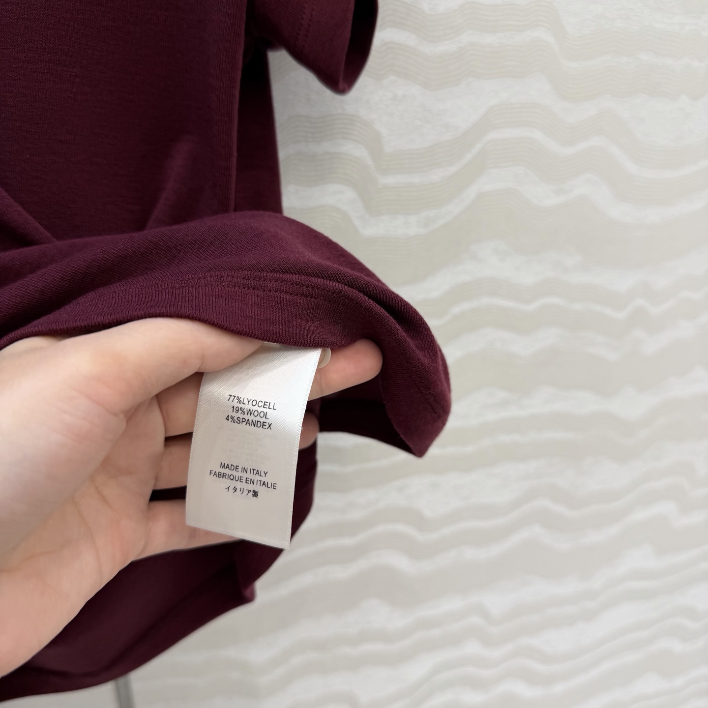 爆单推荐❤️原单品质。经典Row风羊毛短袖T。时髦精单品💕正肩修身小短款T恤。原版定制剪裁打造意式极简的