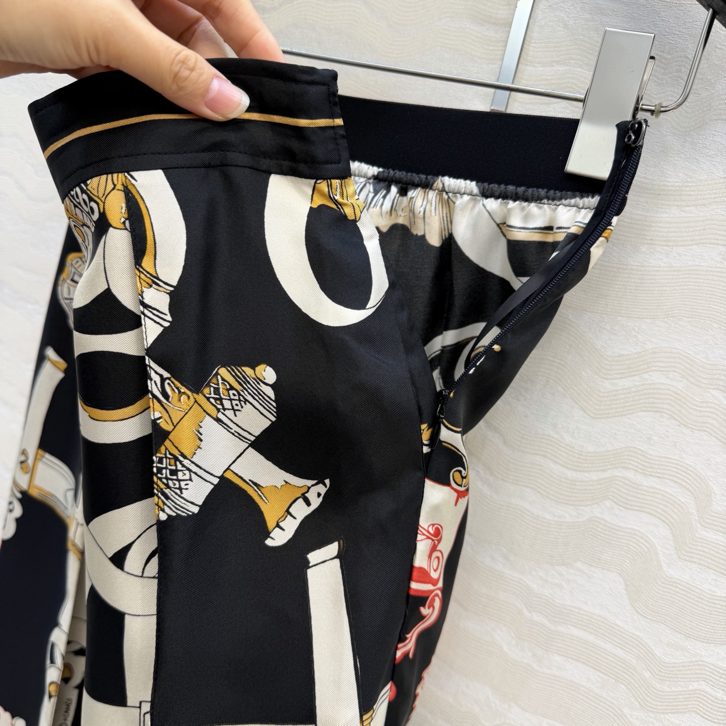 原单品质💕 H系26早春新品💕链环图案定位印花真丝阔腿直筒裤！100%真丝斜纹绸质感超赞！气质牙签线压褶