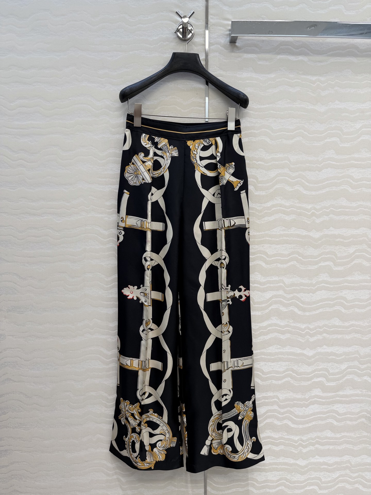 NO:780002,Original quality H series 26 early spring new chain link pattern positioning printed silk wide-leg straight pants!  The texture of silk twill is amazing!  The elegant toothpick-line pleated straight-leg pants are casual and elegant. The beautiful color matching and full-position printing are super high-end. The elastic design of the back waist is not flattering and makes the upper body slimmer!  The perfect workmanship quality depends on the details. One color S.M.L.19860909原单品质 H系26早春新品链环图案定位印花真丝阔腿直筒裤！真丝斜纹绸质感超赞！气质牙签线压褶直筒裤型随性大方.绝美配色全定位印花超高级.后腰松紧设计版型不挑人上身超显瘦！完美做工品质看细节.现货一色S.M.L.XL.4个码.大单子甩过来.S码腰围64,臀围94,裤长103.,爱马仕-服装,hermes,real silk,,Women's clothing