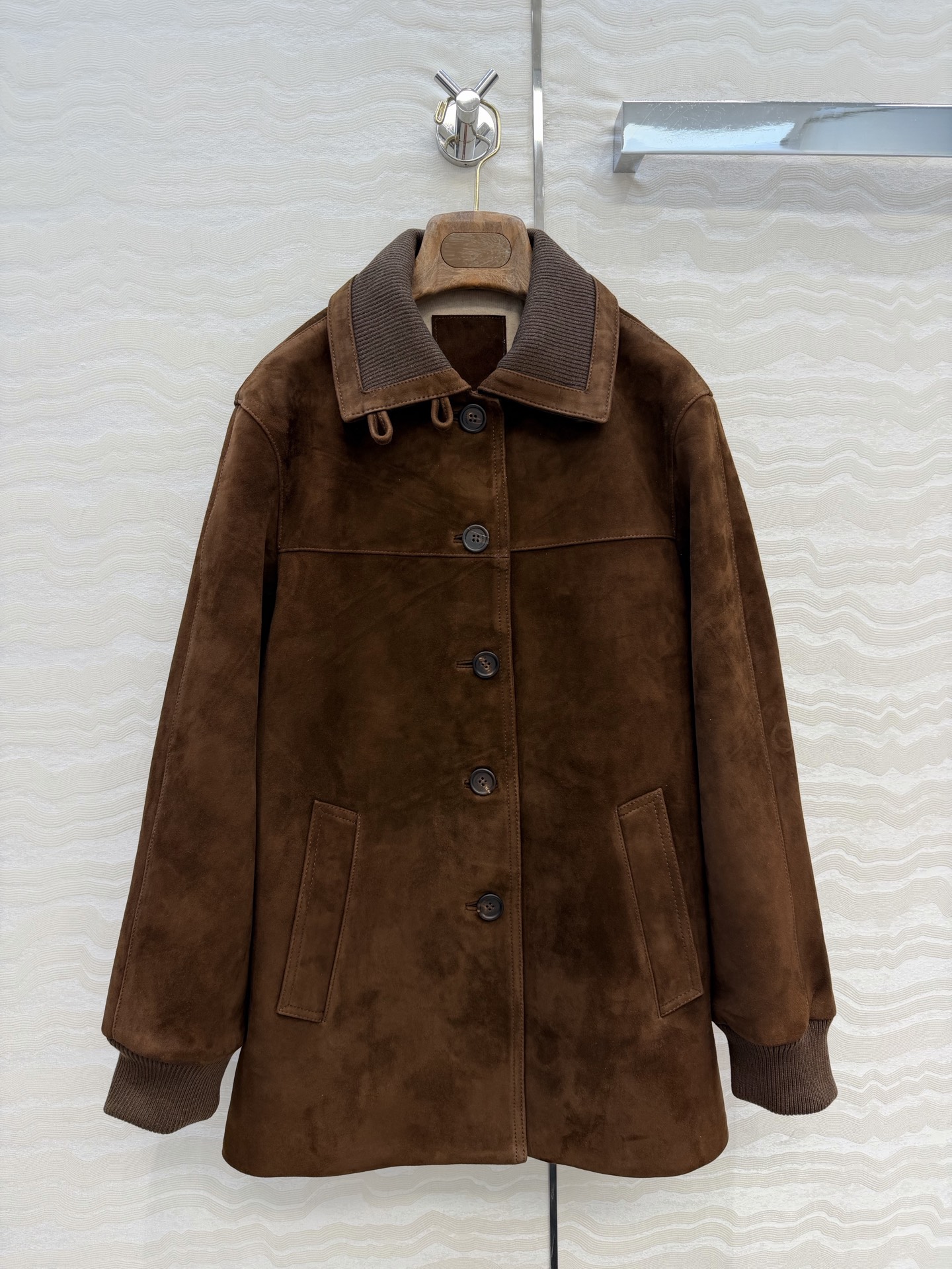 NO:744385,Exclusive first release, high-end original quality Lp high-intellectual wear!  Equestrian style leather jacket!  Exclusively customized 18-needle fine knitted lining, soft and comfortable. Imported suede suede craftsmanship for a relaxed, old-money style outfit!  The imported suede lambskin feels great!  The spliced ​​wool rib collar has a low-key luxury and elegant temperament. The classic version is versatile and does not pick on the upper body, and the hand-wrapped edges are perfect. Look at the details for the quality of workmanship. Two-color code 3, S code: shoulder width 41, bust 100, length 70.4, women's clothing, loro piana, jackets & coats, sheepskin, chamois leather,19860909独家首发,高端原单品质Lp高智感穿搭！马术骑士风真皮外套！独家定制18针细腻针织里衬软糯舒适.进口麂皮绒面工艺松弛感的老钱风穿搭！进口麂皮绒小羊皮质感超赞！拼接羊毛罗纹领低调奢华气质优雅.经典版型百搭不挑人上身,全手工包边完美做工品质看细节,两色3码,S码: 肩宽41,胸围100,衣长70.四,女装,loro piana,jackets & coats,sheepskin,chamois leather,,Women's clothing