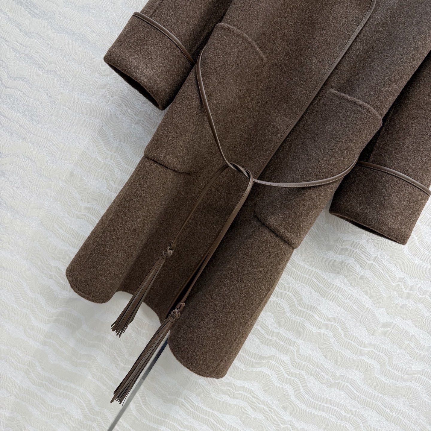 独家首发💕高端原单品质，BV长期主义。巴恩风时髦穿搭！定制摩卡棕长款手工羊绒大衣！气质V领手工小羊皮包边