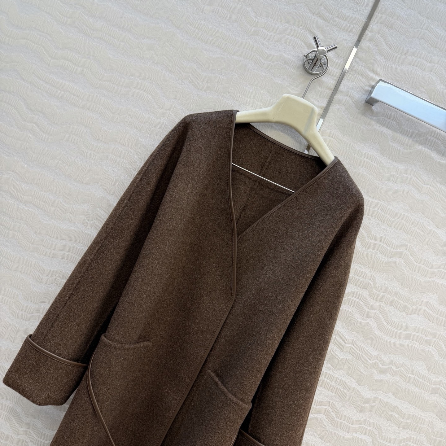 独家首发💕高端原单品质，BV长期主义。巴恩风时髦穿搭！定制摩卡棕长款手工羊绒大衣！气质V领手工小羊皮包边