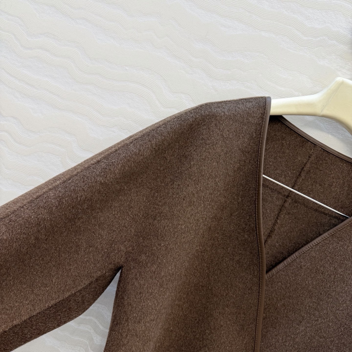 独家首发💕高端原单品质，BV长期主义。巴恩风时髦穿搭！定制摩卡棕长款手工羊绒大衣！气质V领手工小羊皮包边