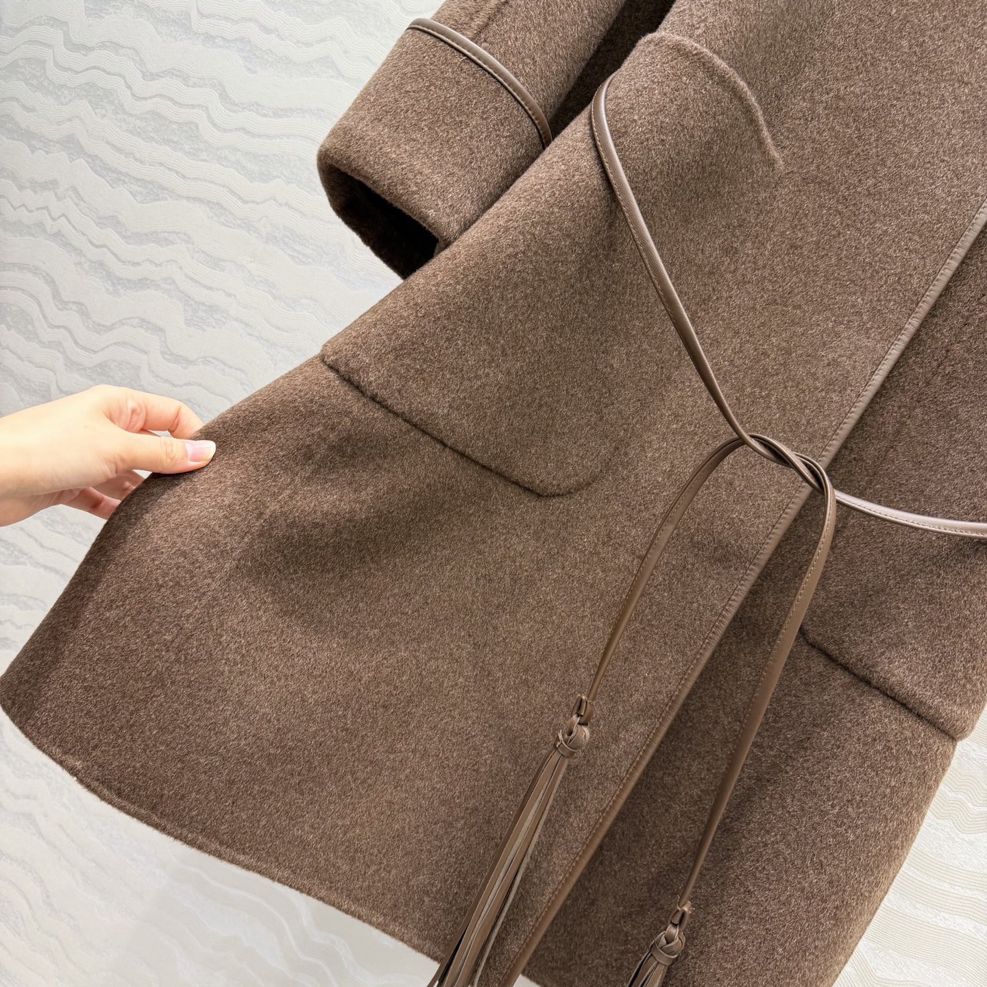 独家首发💕高端原单品质，BV长期主义。巴恩风时髦穿搭！定制摩卡棕长款手工羊绒大衣！气质V领手工小羊皮包边