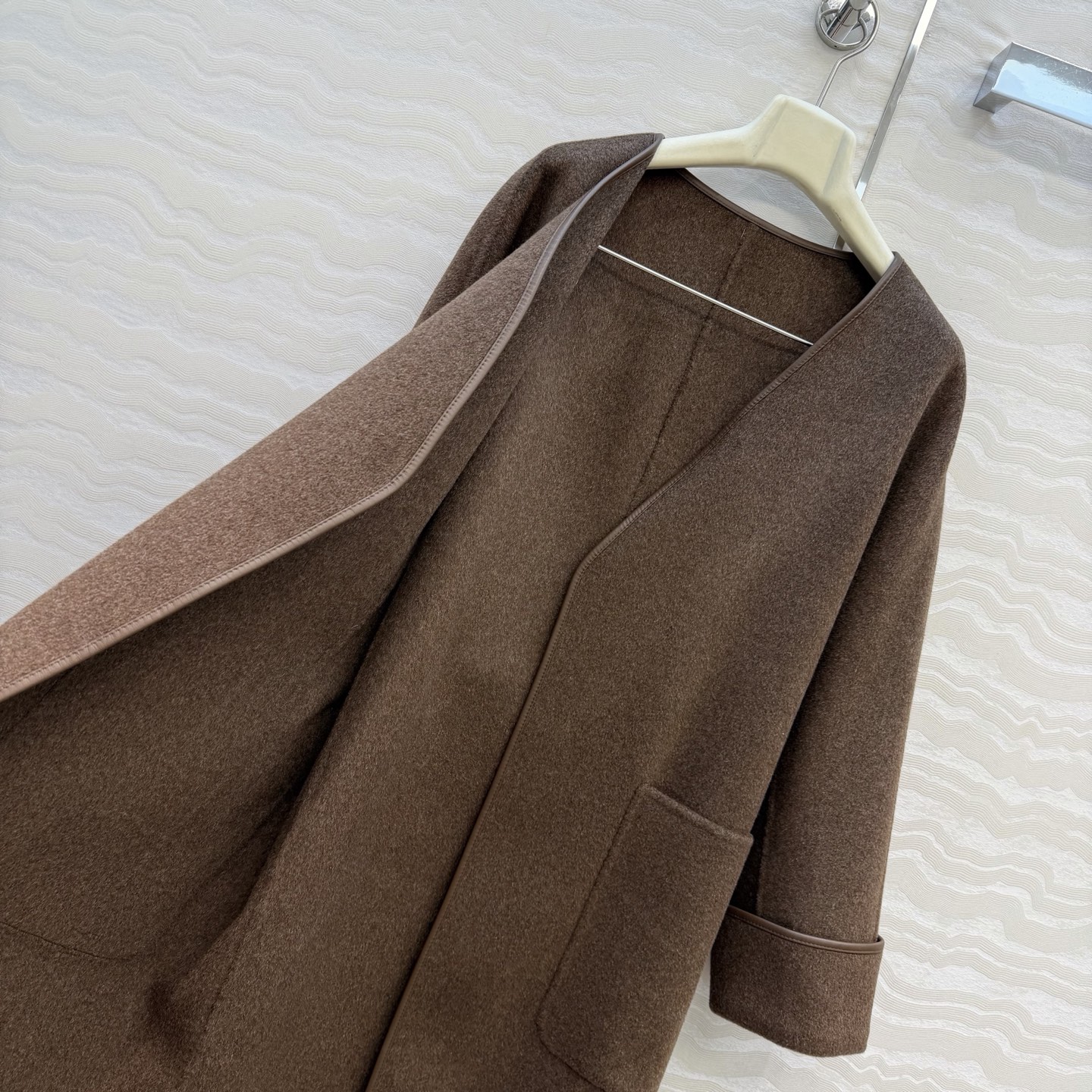 独家首发💕高端原单品质，BV长期主义。巴恩风时髦穿搭！定制摩卡棕长款手工羊绒大衣！气质V领手工小羊皮包边