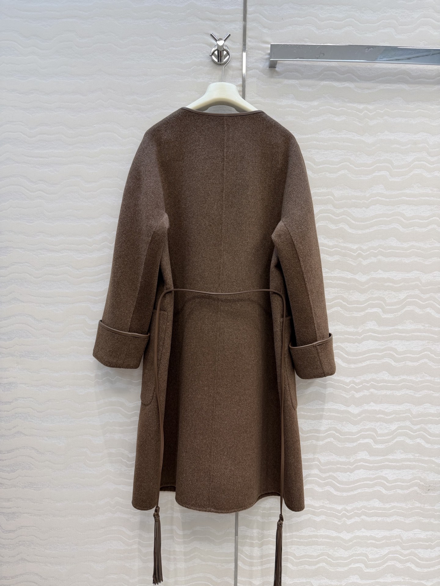 独家首发💕高端原单品质，BV长期主义。巴恩风时髦穿搭！定制摩卡棕长款手工羊绒大衣！气质V领手工小羊皮包边