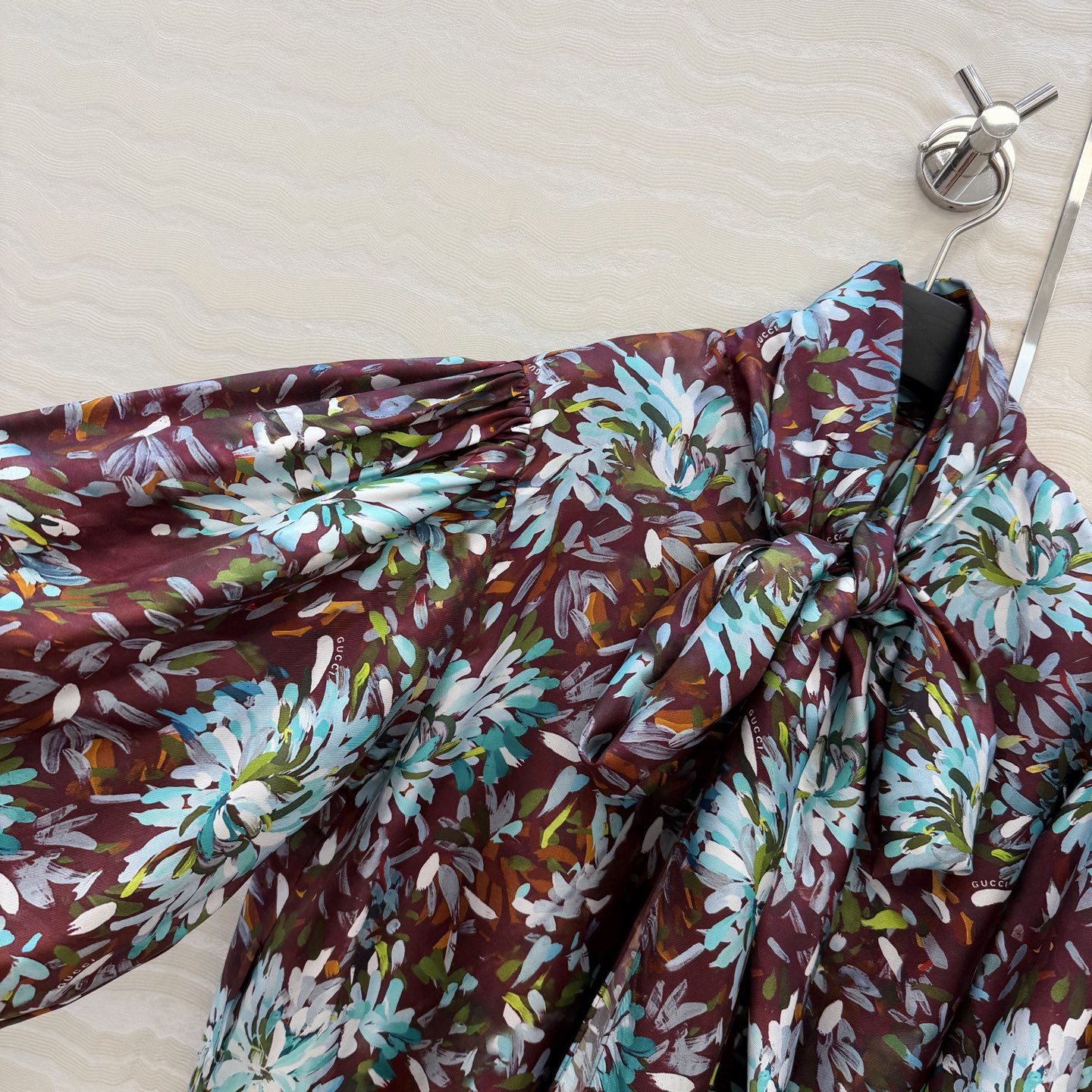 高端原单品质💕26春夏GG油画3D立体印花真丝连衣裙。100%真丝斜纹绸，超长飘带设计，定位对花剪裁工艺