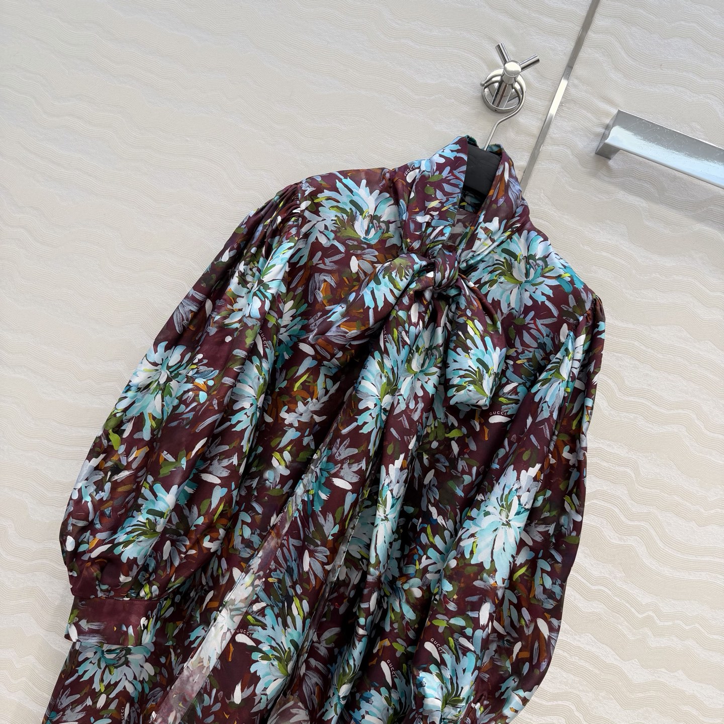 高端原单品质💕26春夏GG油画3D立体印花真丝连衣裙。100%真丝斜纹绸，超长飘带设计，定位对花剪裁工艺