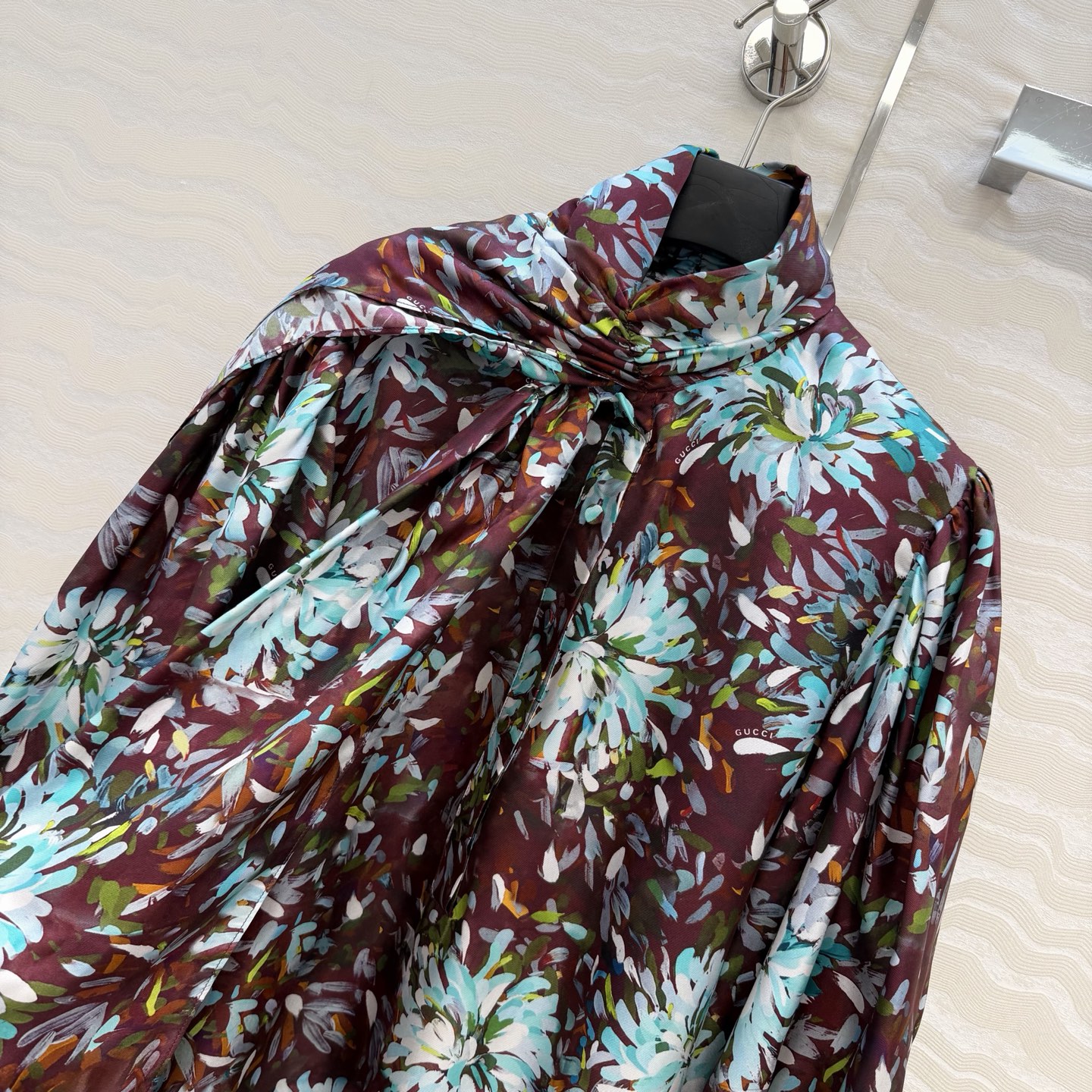 高端原单品质💕26春夏GG油画3D立体印花真丝连衣裙。100%真丝斜纹绸，超长飘带设计，定位对花剪裁工艺