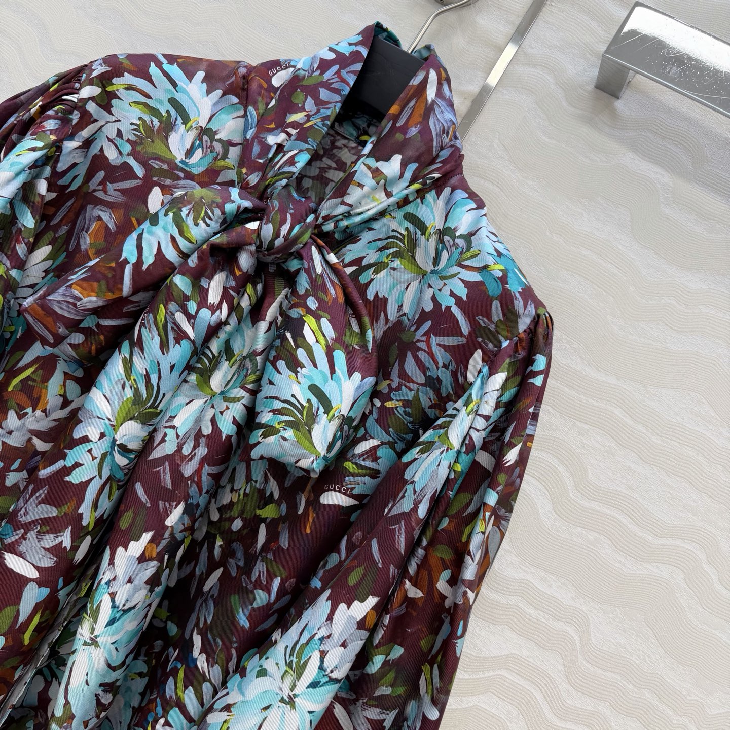 高端原单品质💕26春夏GG油画3D立体印花真丝连衣裙。100%真丝斜纹绸，超长飘带设计，定位对花剪裁工艺