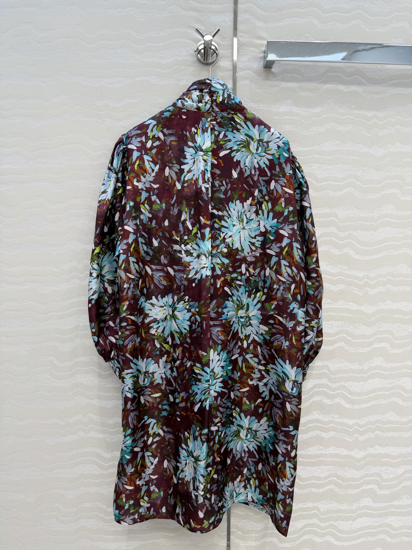 高端原单品质💕26春夏GG油画3D立体印花真丝连衣裙。100%真丝斜纹绸，超长飘带设计，定位对花剪裁工艺