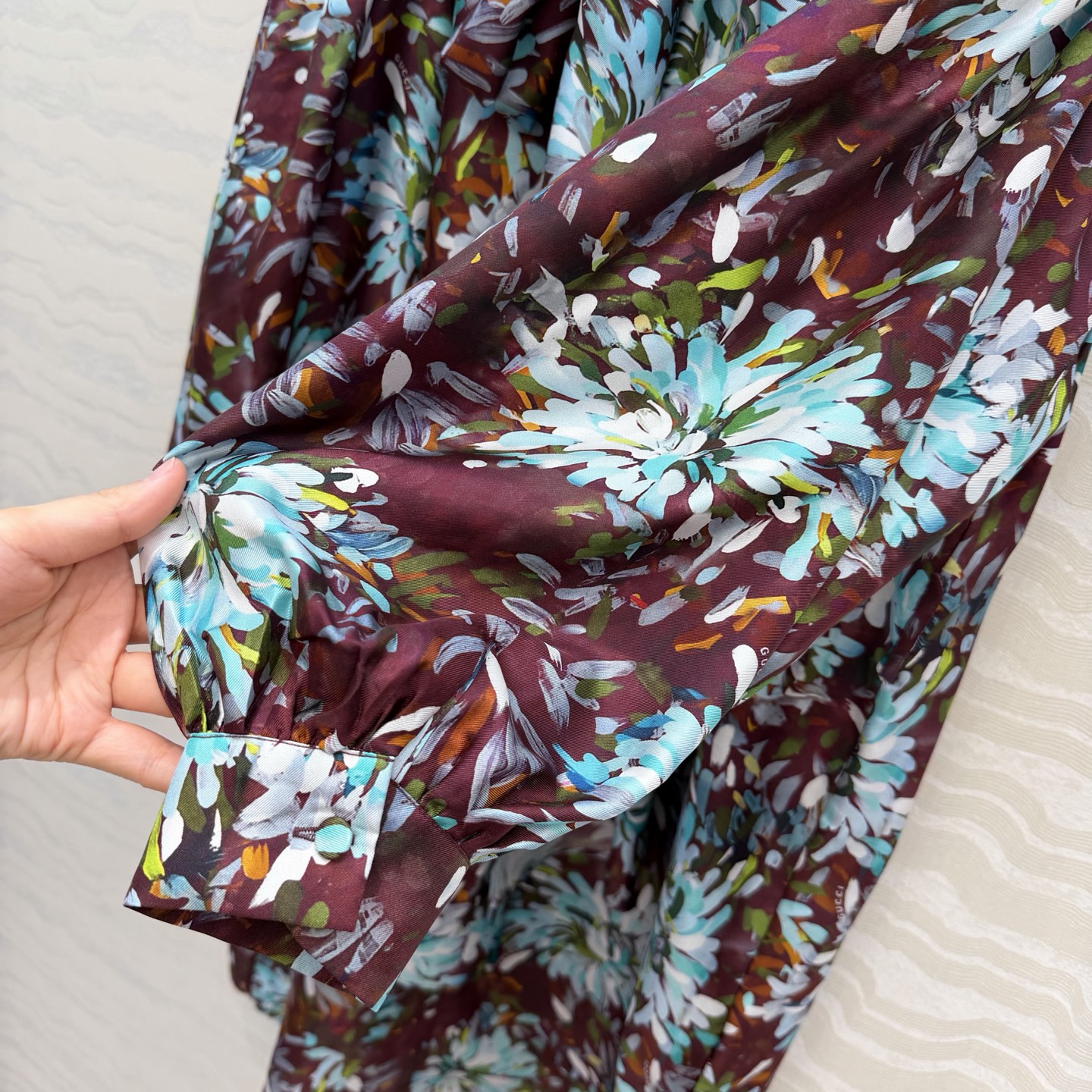 高端原单品质💕26春夏GG油画3D立体印花真丝连衣裙。100%真丝斜纹绸，超长飘带设计，定位对花剪裁工艺