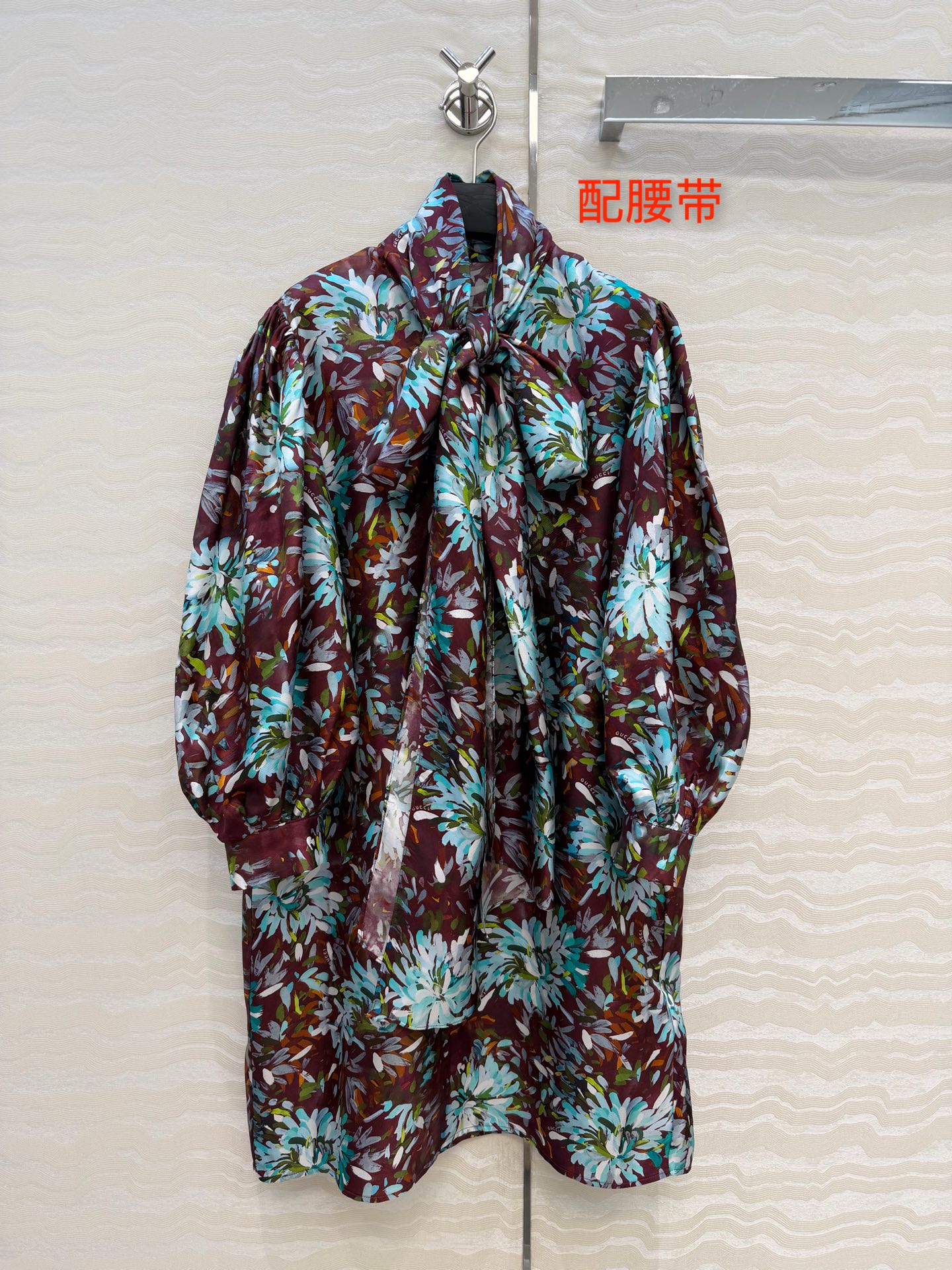 高端原单品质💕26春夏GG油画3D立体印花真丝连衣裙。100%真丝斜纹绸，超长飘带设计，定位对花剪裁工艺