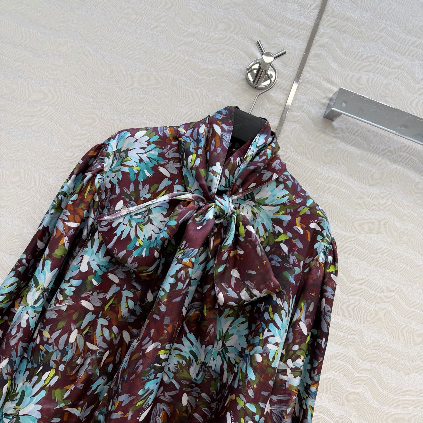 高端原单品质💕26春夏GG油画3D立体印花真丝衬衫。100%真丝斜纹绸，宫廷风超长飘带设计，定位对花剪裁