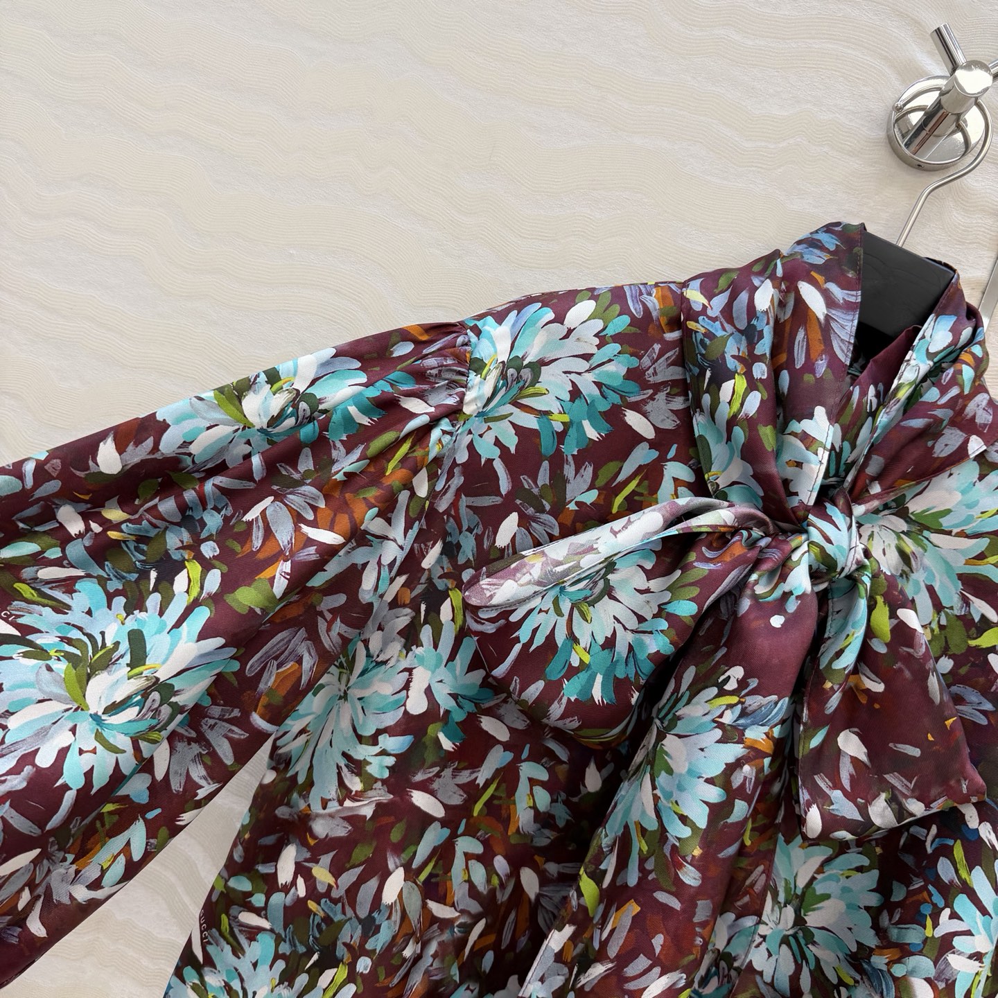 高端原单品质💕26春夏GG油画3D立体印花真丝衬衫。100%真丝斜纹绸，宫廷风超长飘带设计，定位对花剪裁